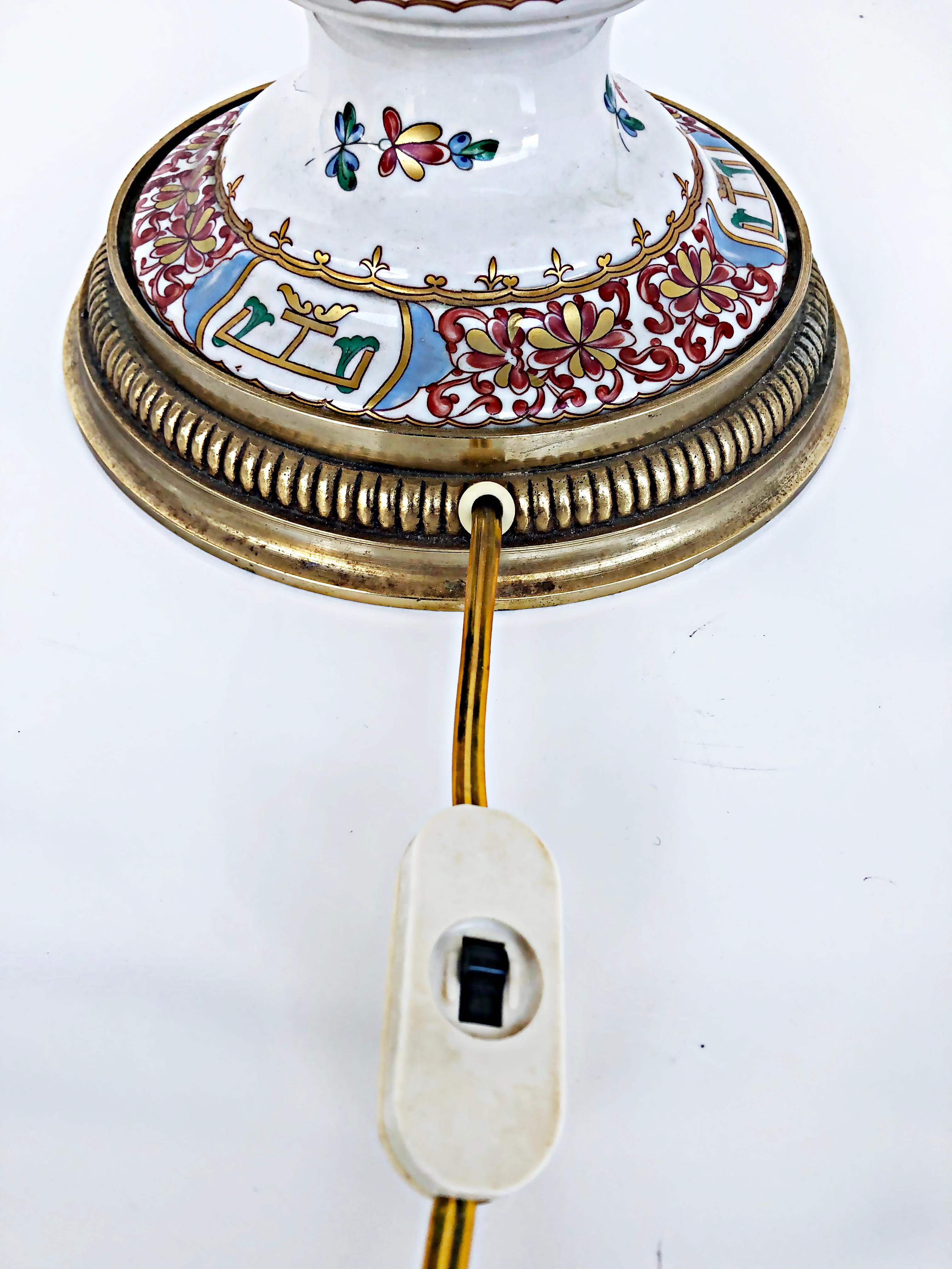 Lampe à huile italienne en porcelaine peinte à la main, électrifiée avec abat-jour en verre gravé en vente 1