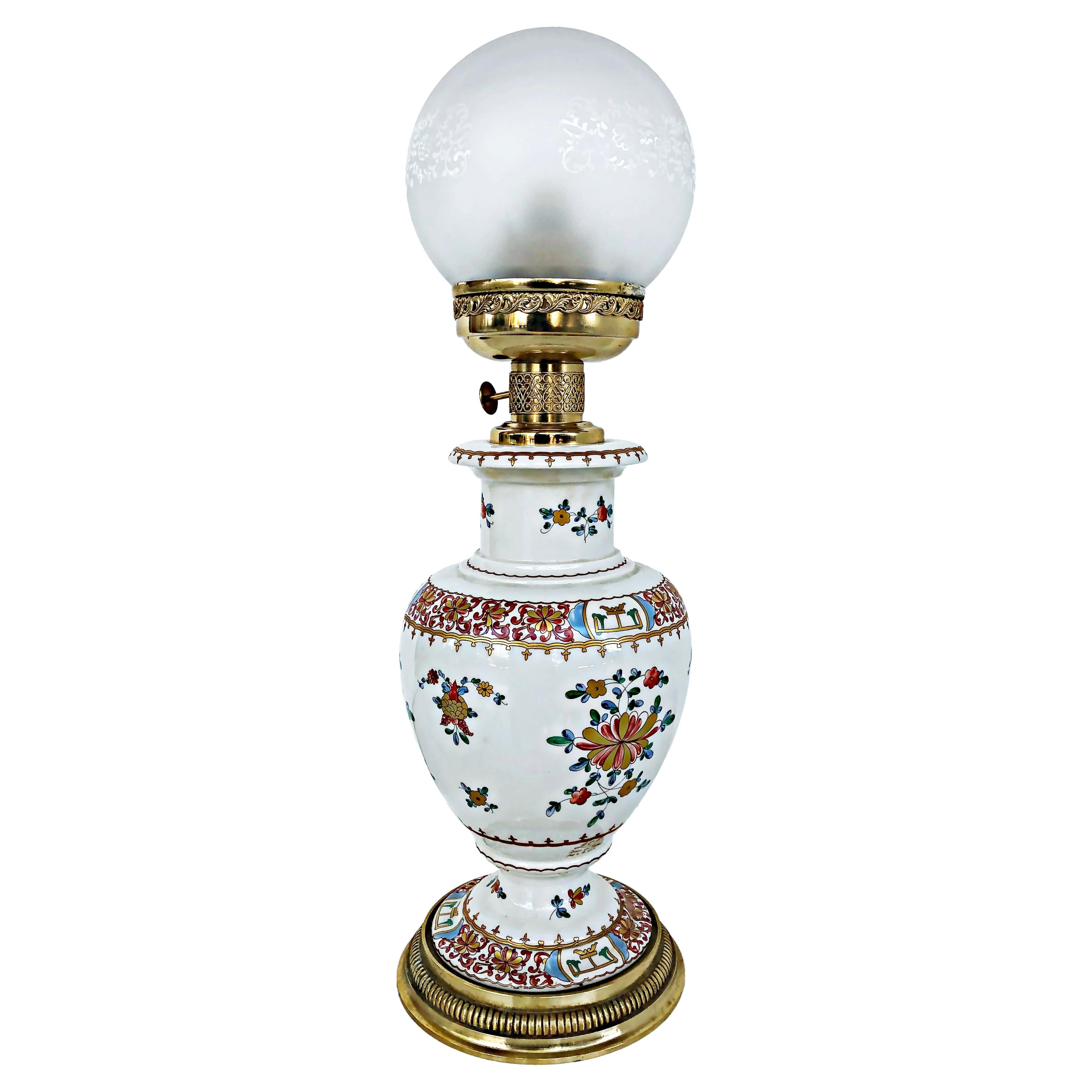 Lampe à huile italienne en porcelaine peinte à la main, électrifiée avec abat-jour en verre gravé