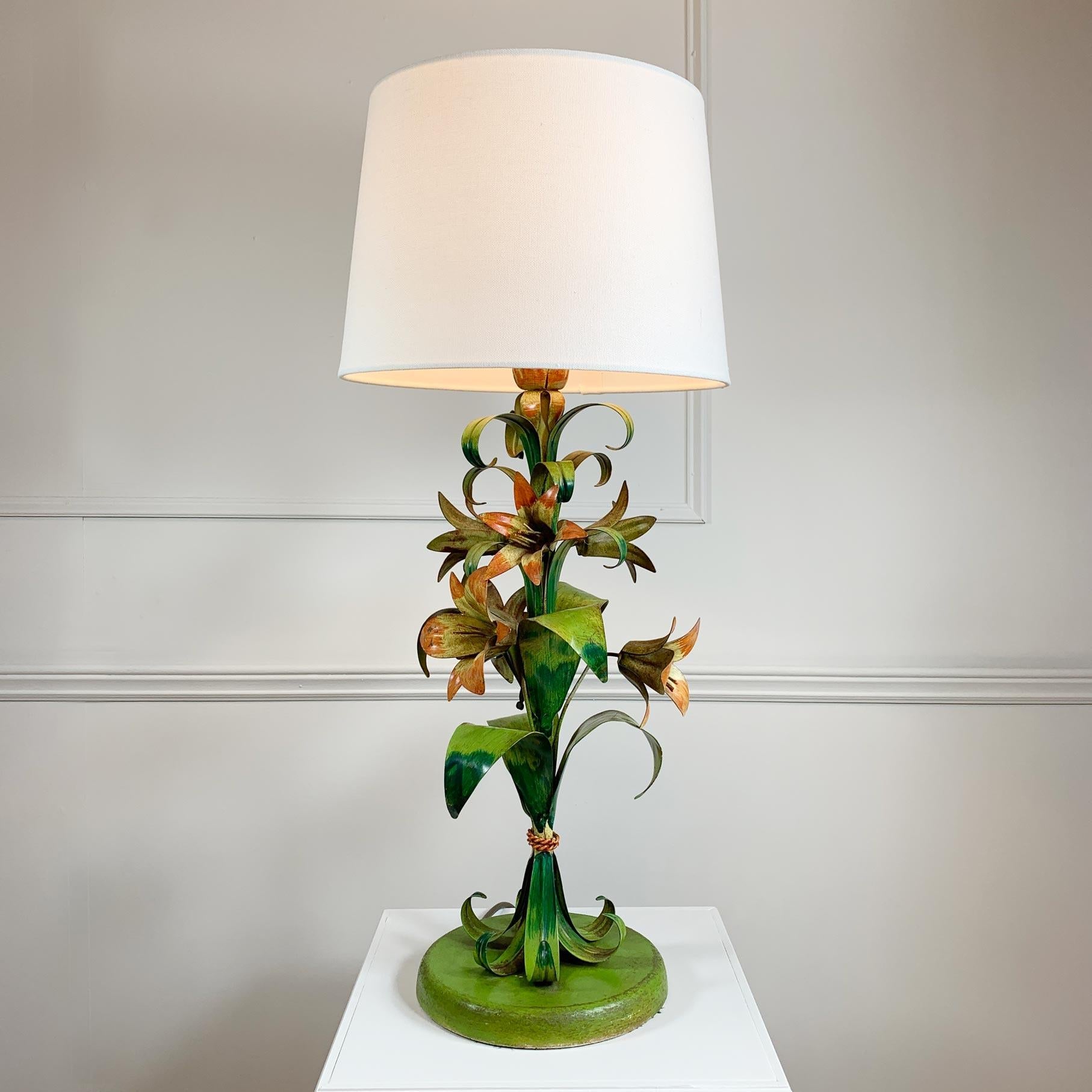  Italienische Blumen-Tischlampe aus grünem und orangefarbenem Zinn (Handbemalt) im Angebot