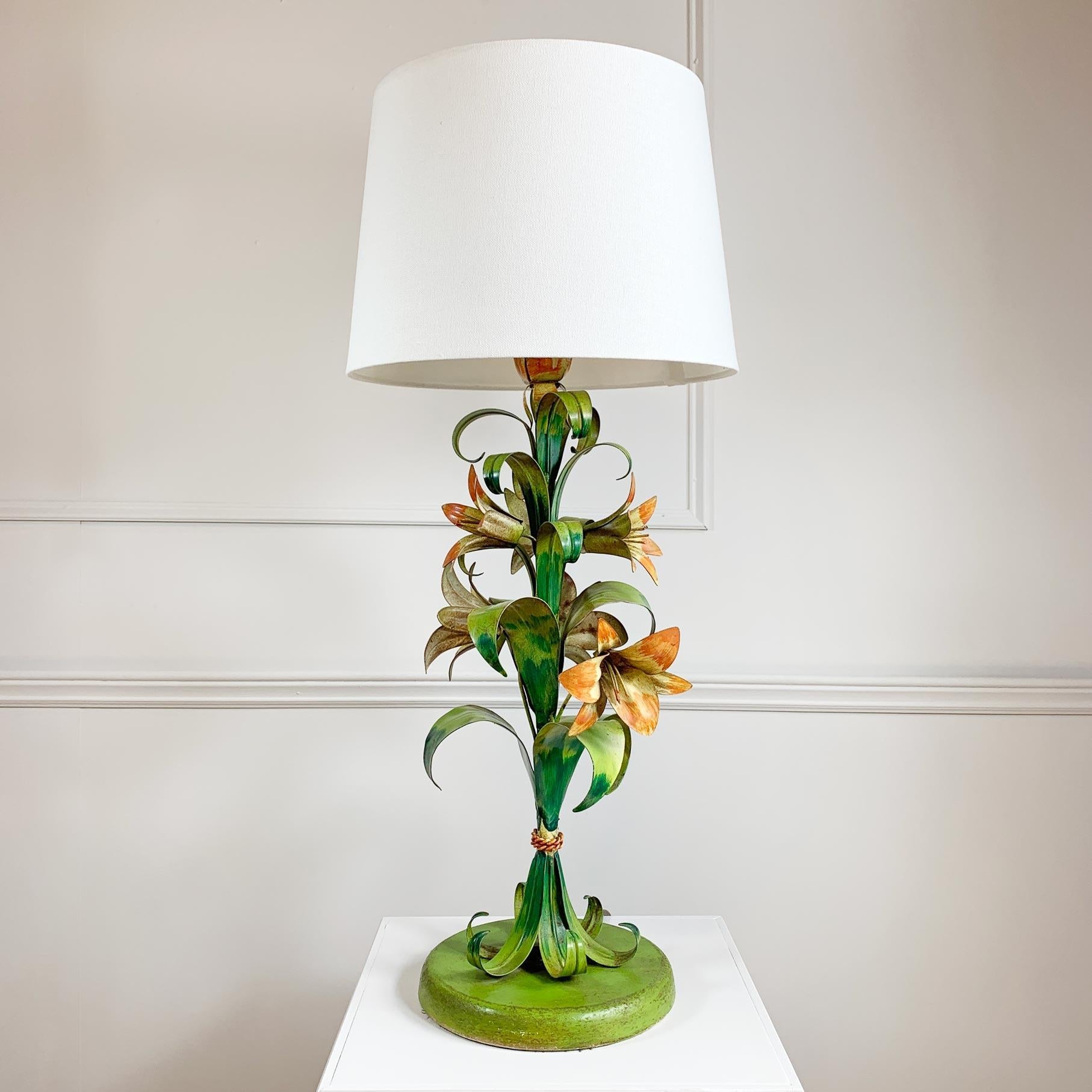  Italienische Blumen-Tischlampe aus grünem und orangefarbenem Zinn (Mitte des 20. Jahrhunderts) im Angebot