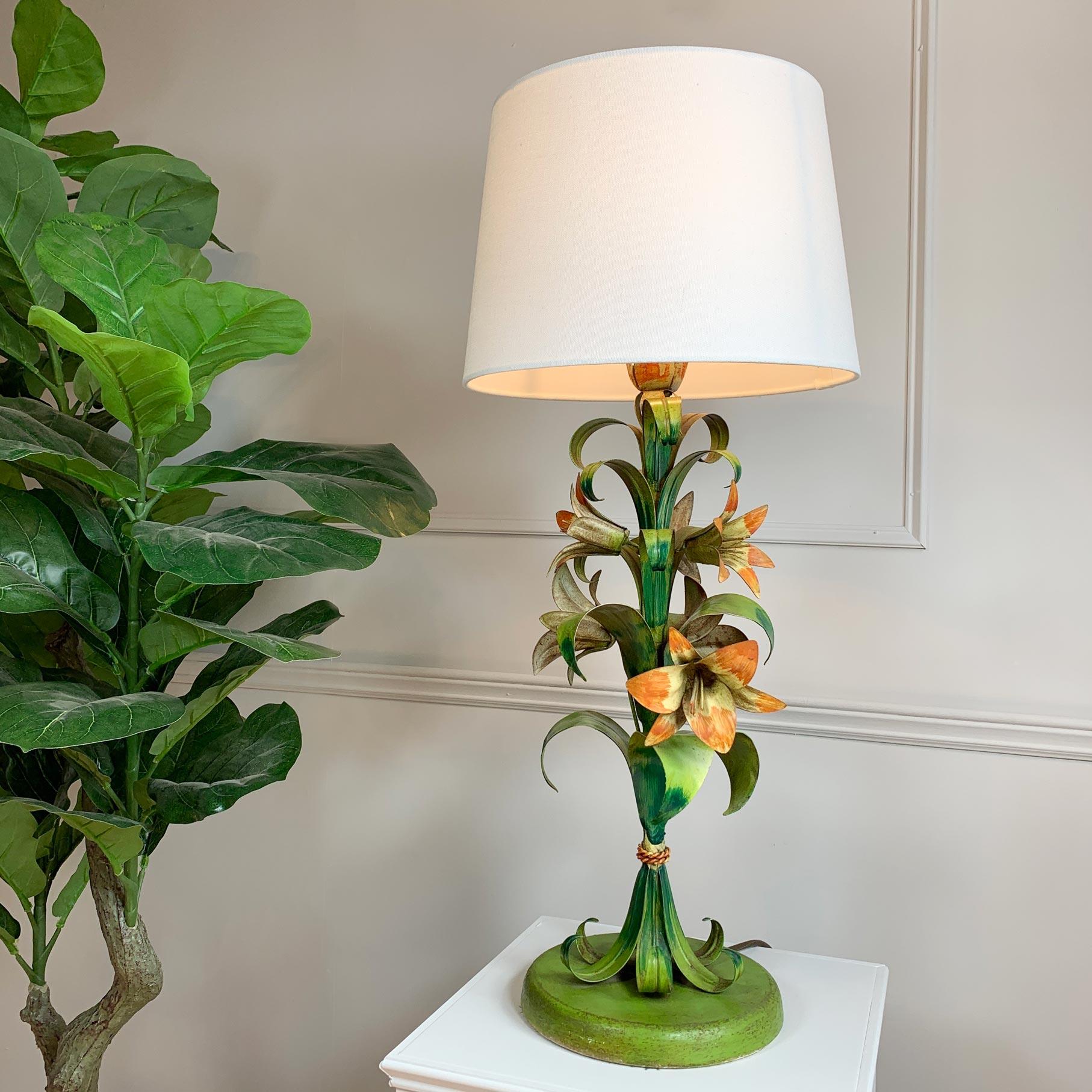  Lampe de table italienne à fleurs en tôle verte et orange en vente 2