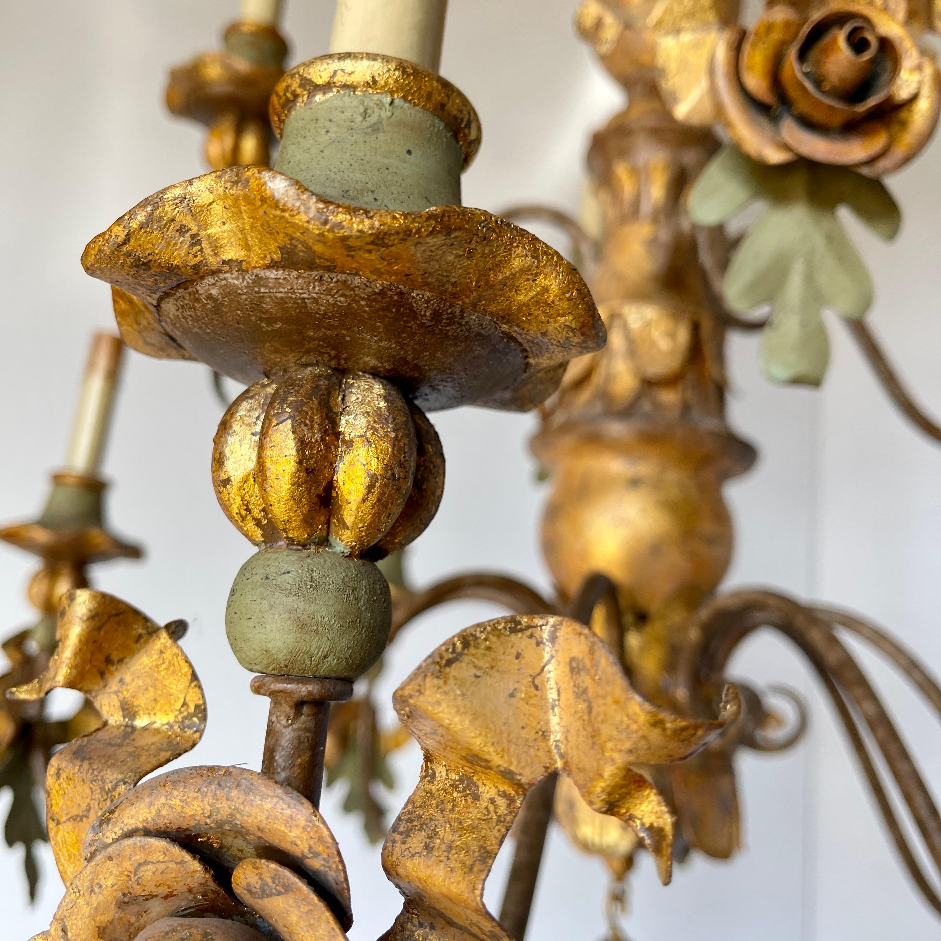 Italienischer Kronleuchter aus handbemaltem Holz und Eisen mit Blumenquasten im Angebot 4
