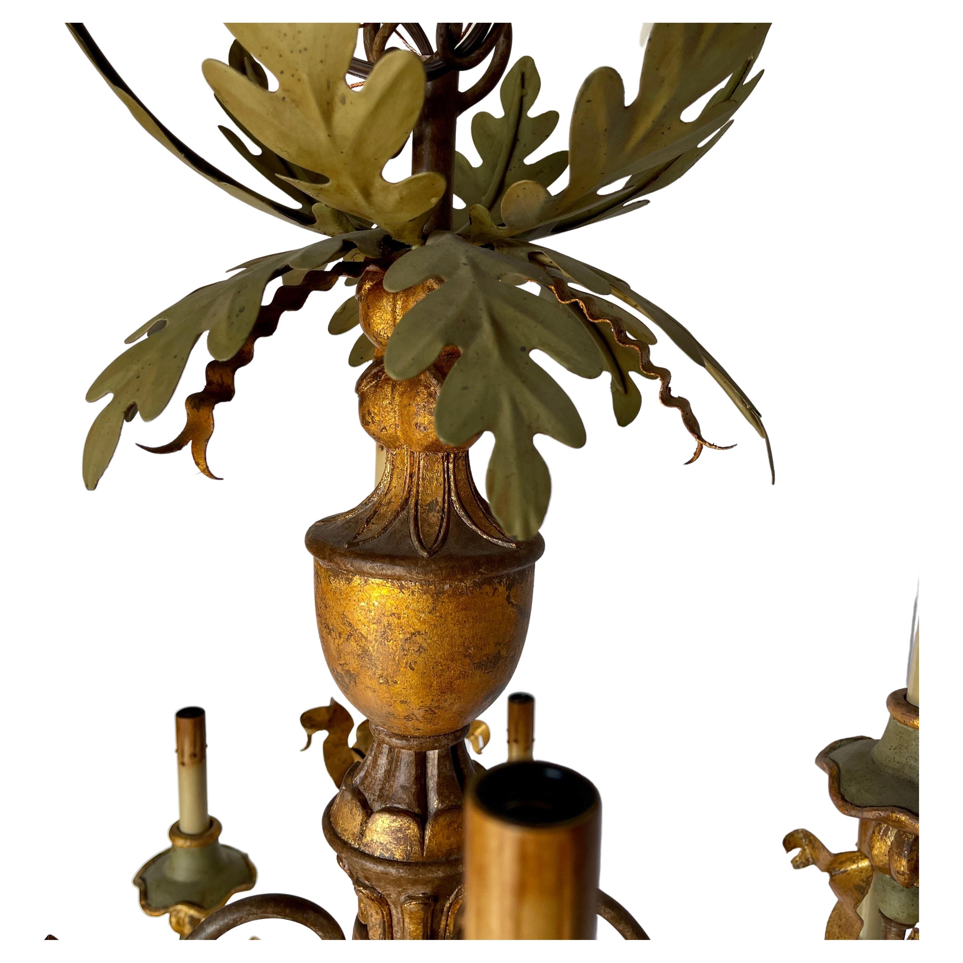 Italienischer Kronleuchter aus handbemaltem Holz und Eisen mit Blumenquasten im Angebot 2