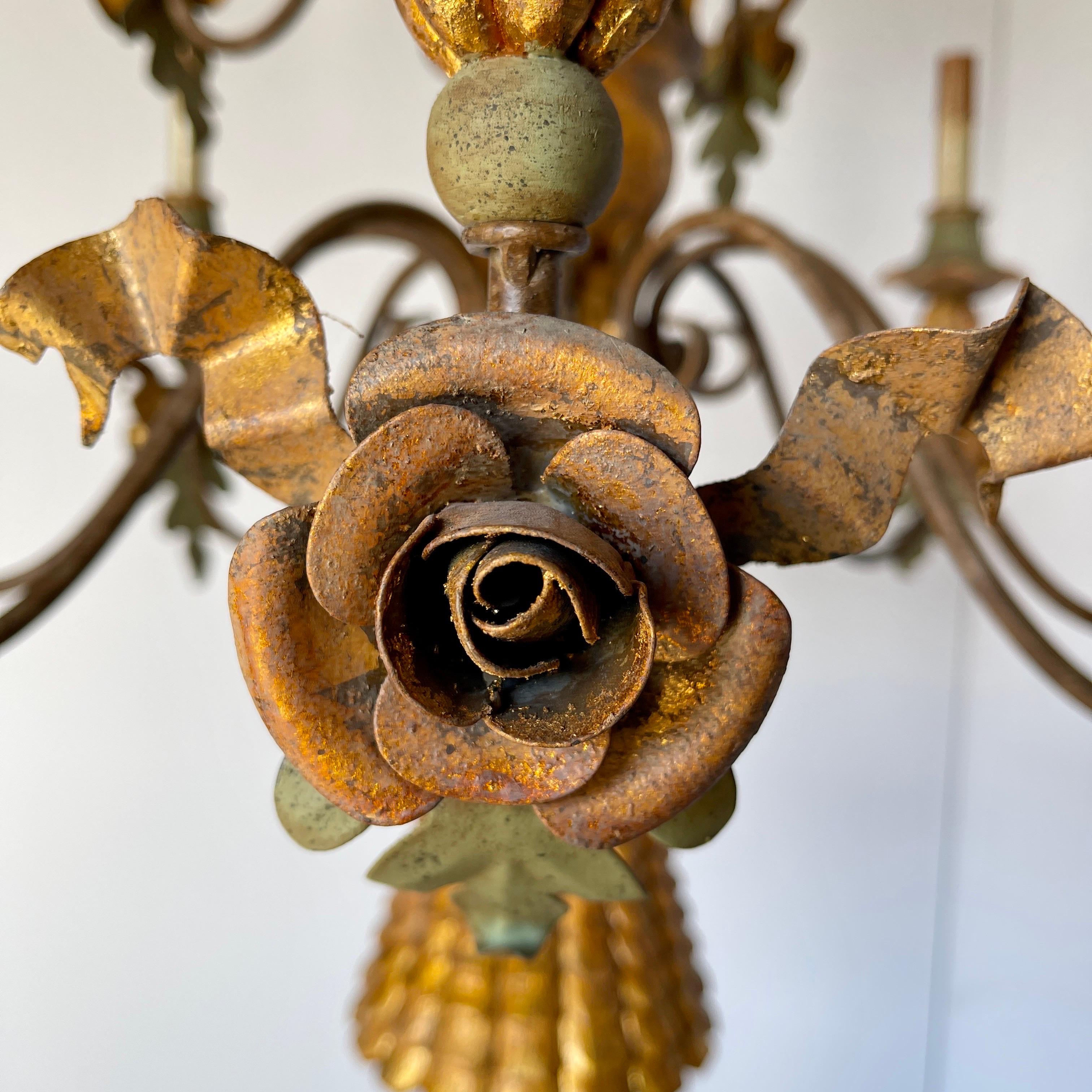 Italienischer Kronleuchter aus handbemaltem Holz und Eisen mit Blumenquasten im Angebot 3