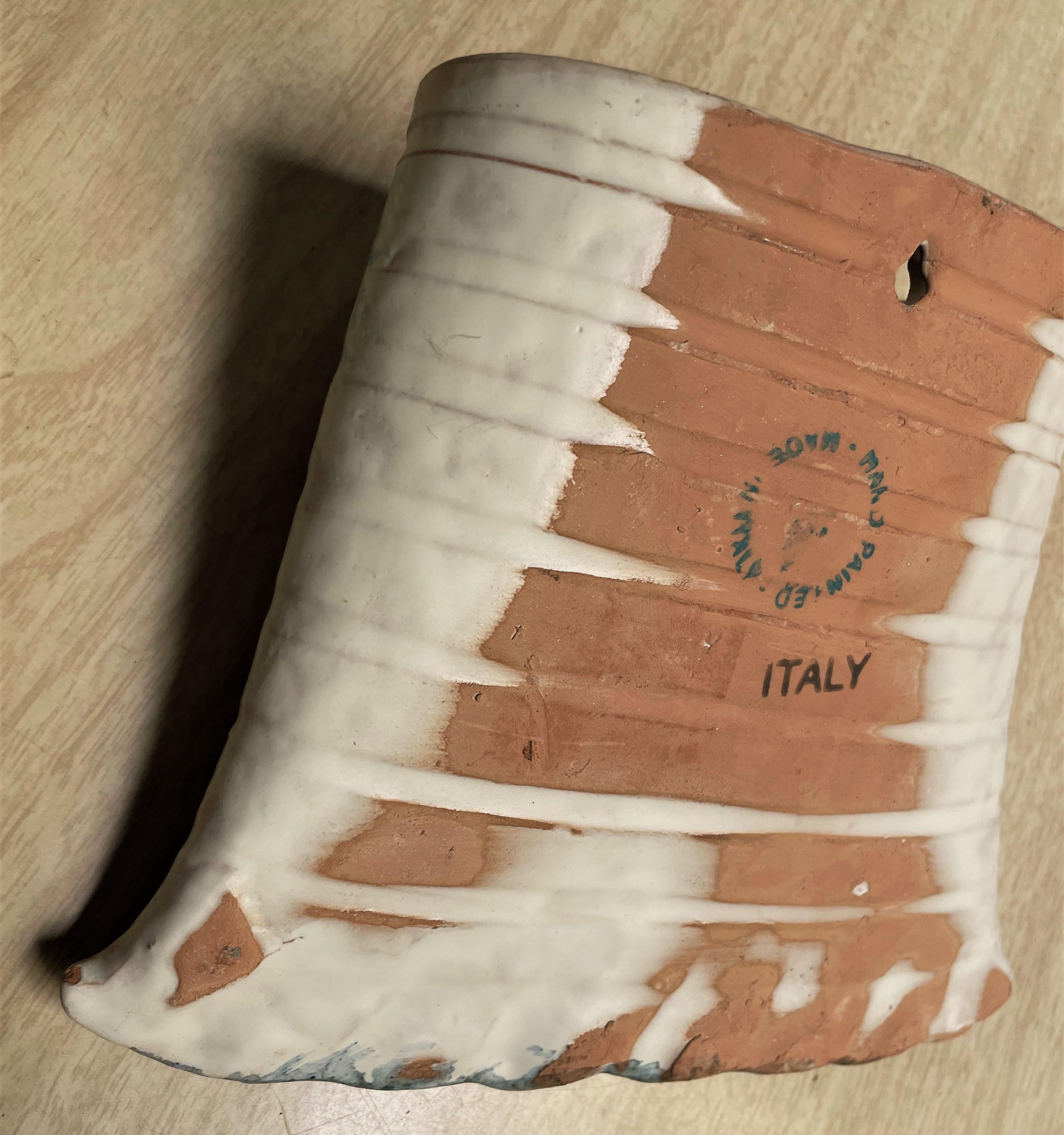 Vaso da tasca da parete in ceramica italiana dipinta a mano primitiva Donna con cesto di frutta in vendita 3