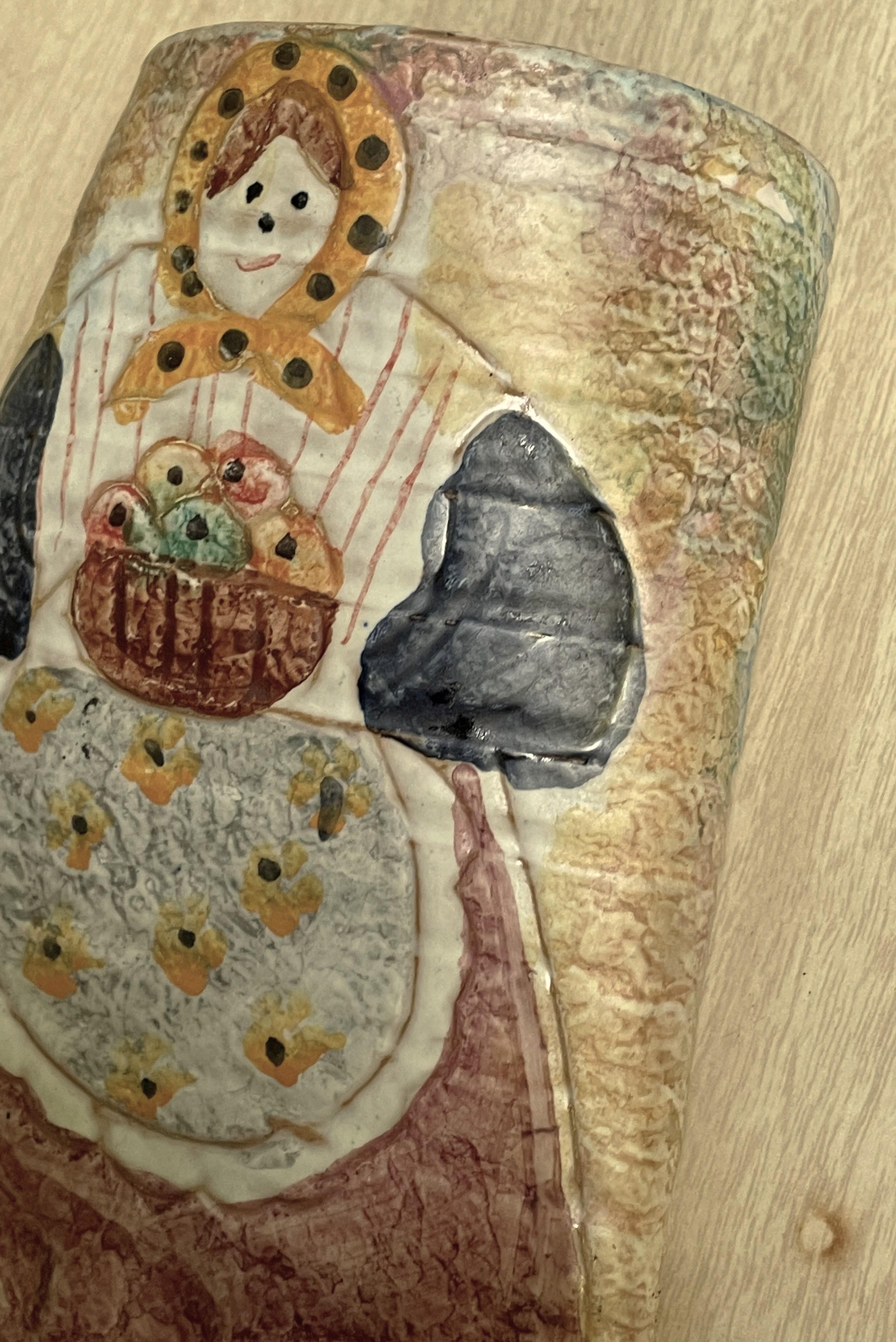 Vernissé Vase mural de poche en poterie peinte à la main primitive italienne Femme avec corbeille de fruits  en vente