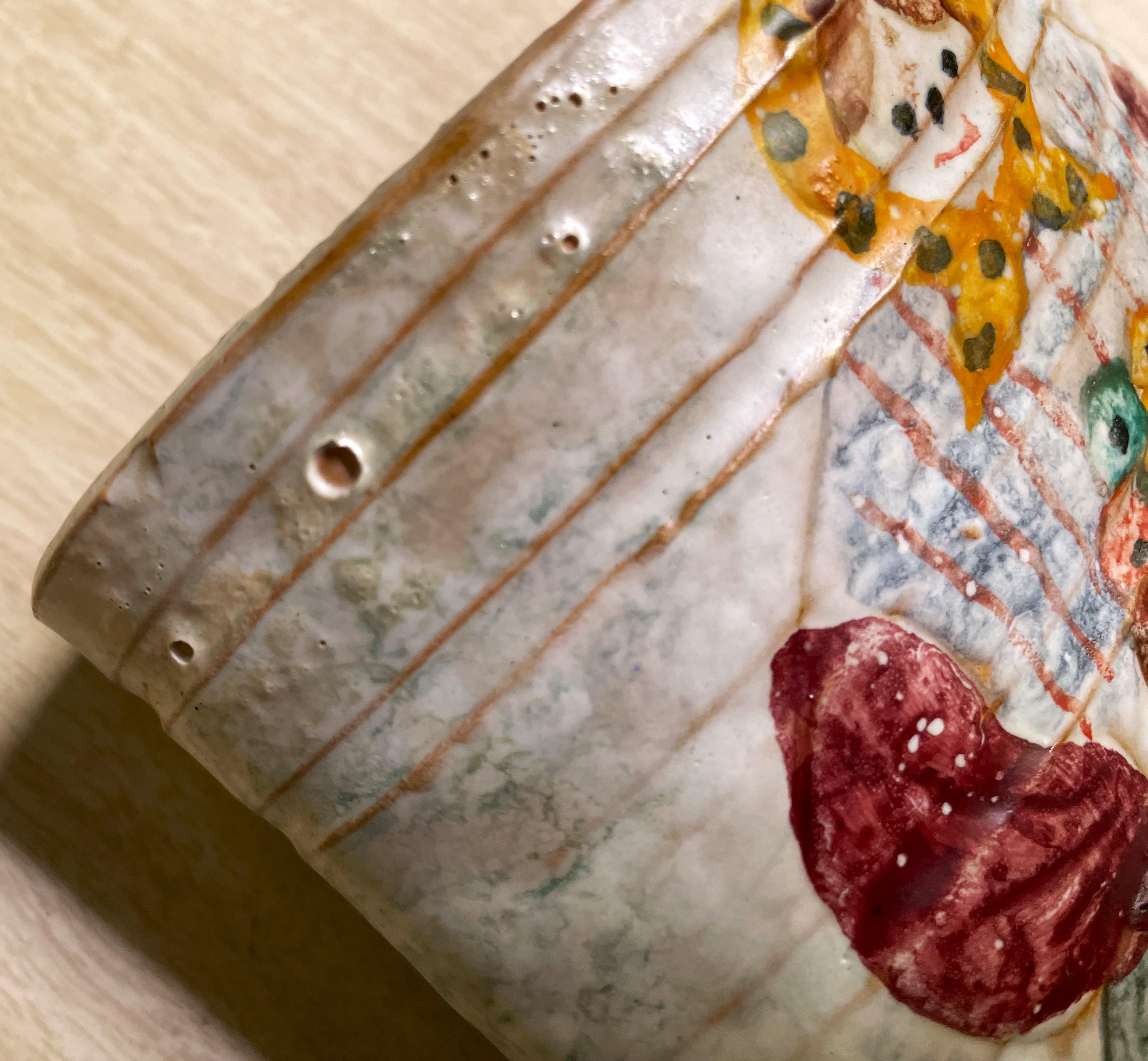 Vernissé Vase mural de poche en poterie peinte à la main primitive italienne Femme avec corbeille de fruits  en vente