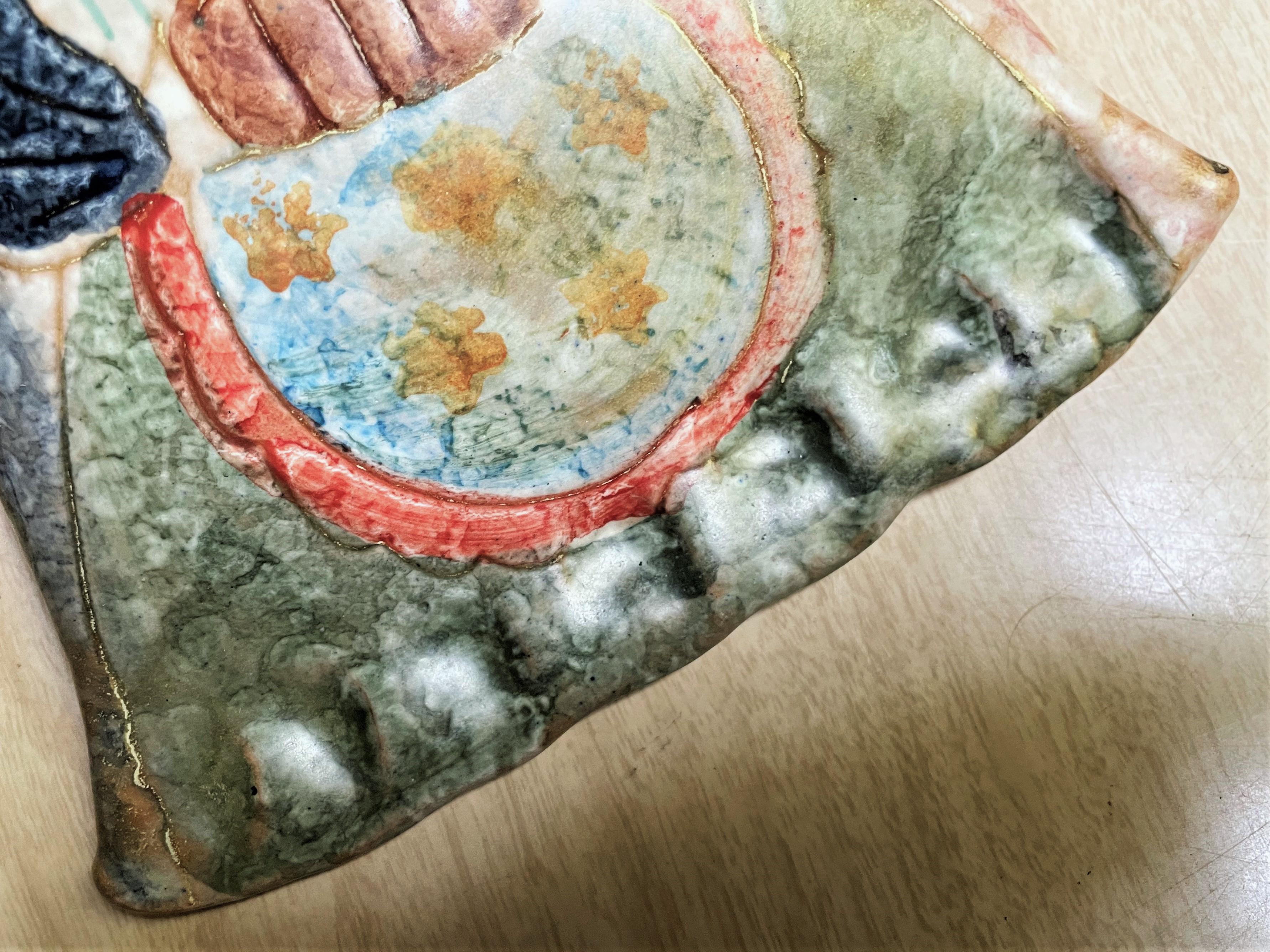 Smaltato Vaso da tasca da parete in ceramica italiana dipinta a mano primitiva Donna con cesto di frutta in vendita