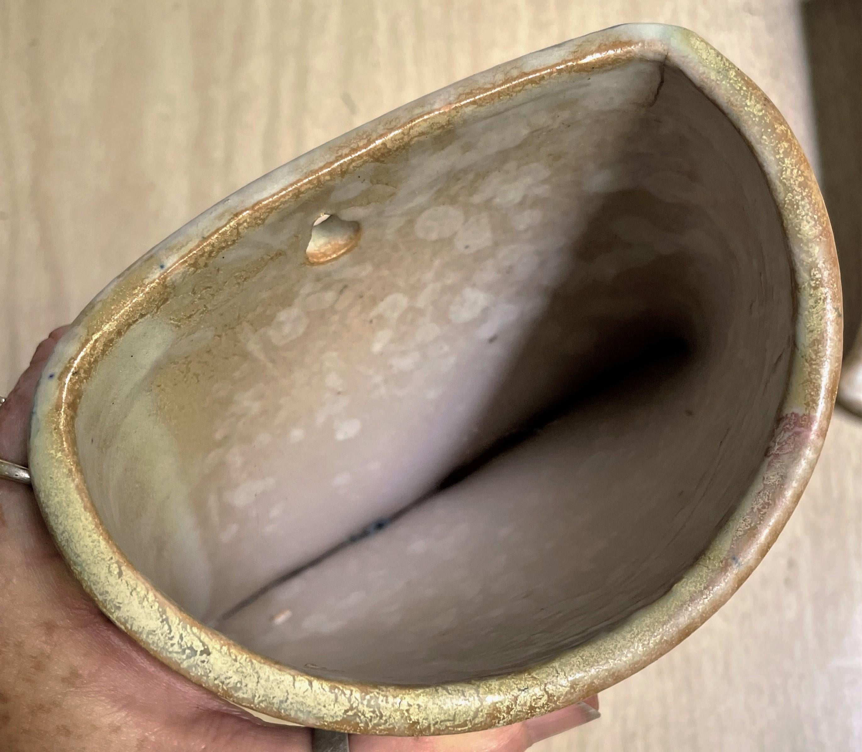 Terracotta Vaso da tasca da parete in ceramica italiana dipinta a mano primitiva Donna con cesto di frutta in vendita