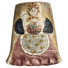 Vaso da tasca da parete in ceramica italiana dipinta a mano primitiva Donna con cesto di frutta 