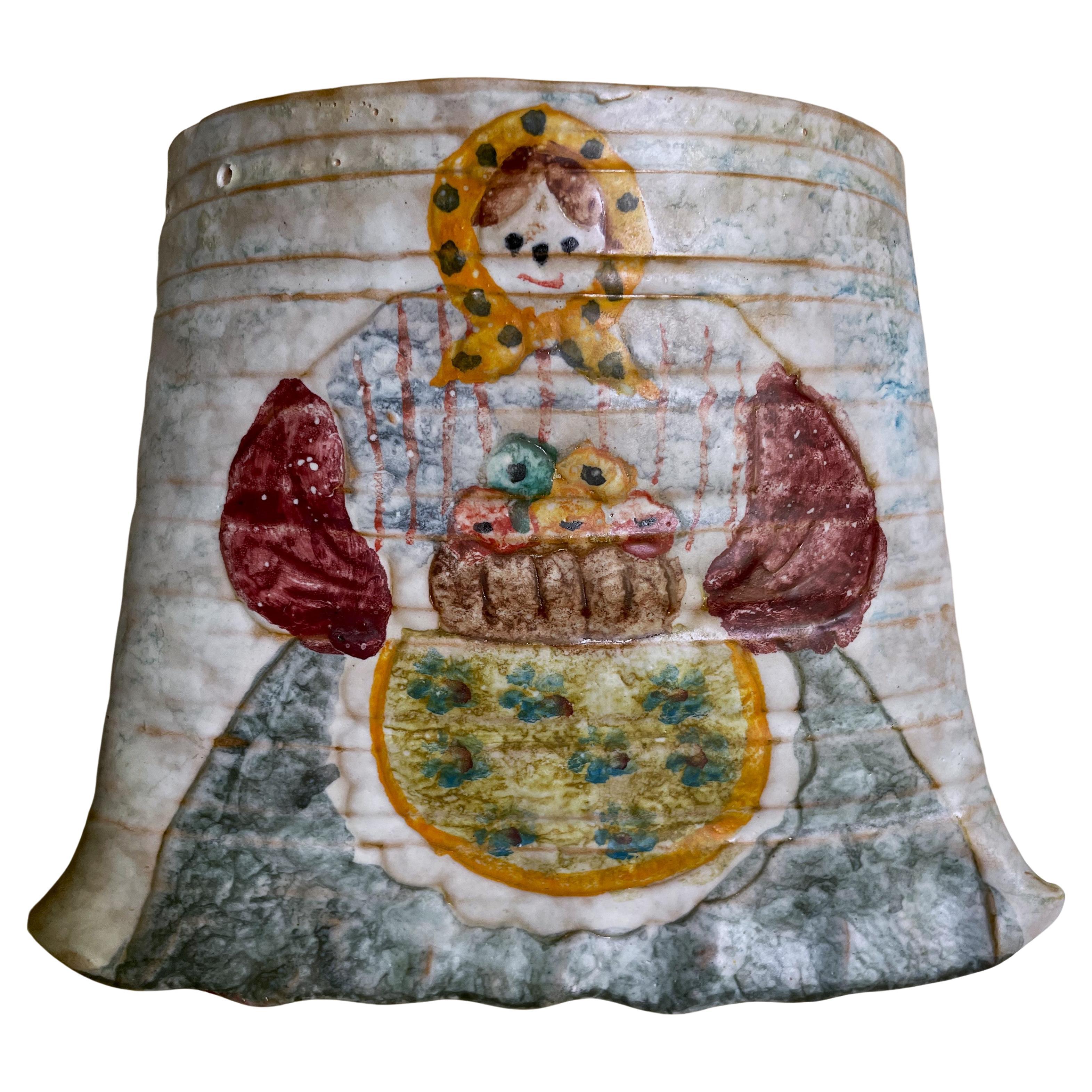 Vase mural de poche en poterie peinte à la main primitive italienne Femme avec corbeille de fruits 