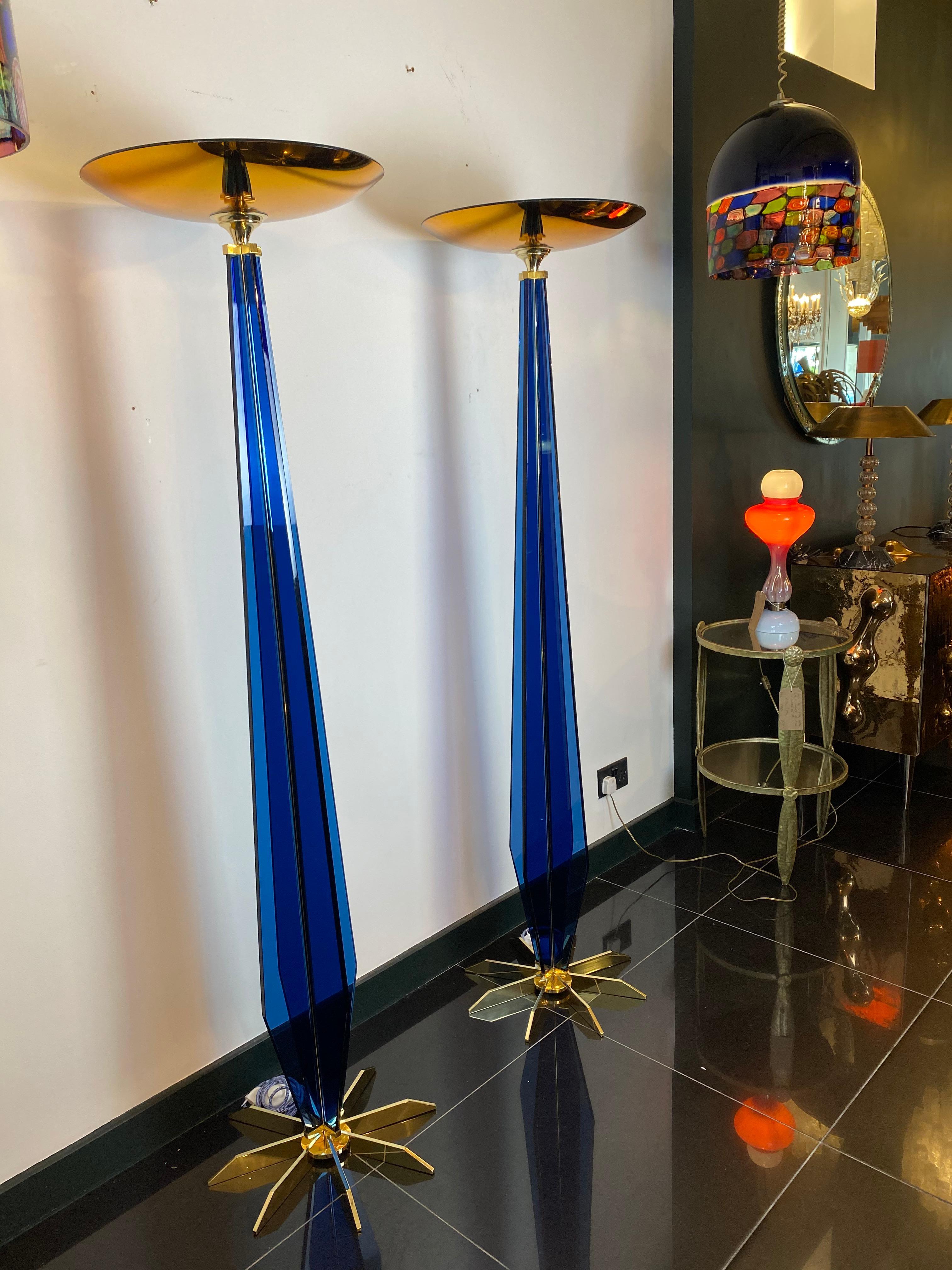 Exceptionnelle paire de lampadaires en verre bleu et miroir doré avec détails en laiton. 
Ces lampes sont entièrement fabriquées à la main à Milan pour RKade Studio.