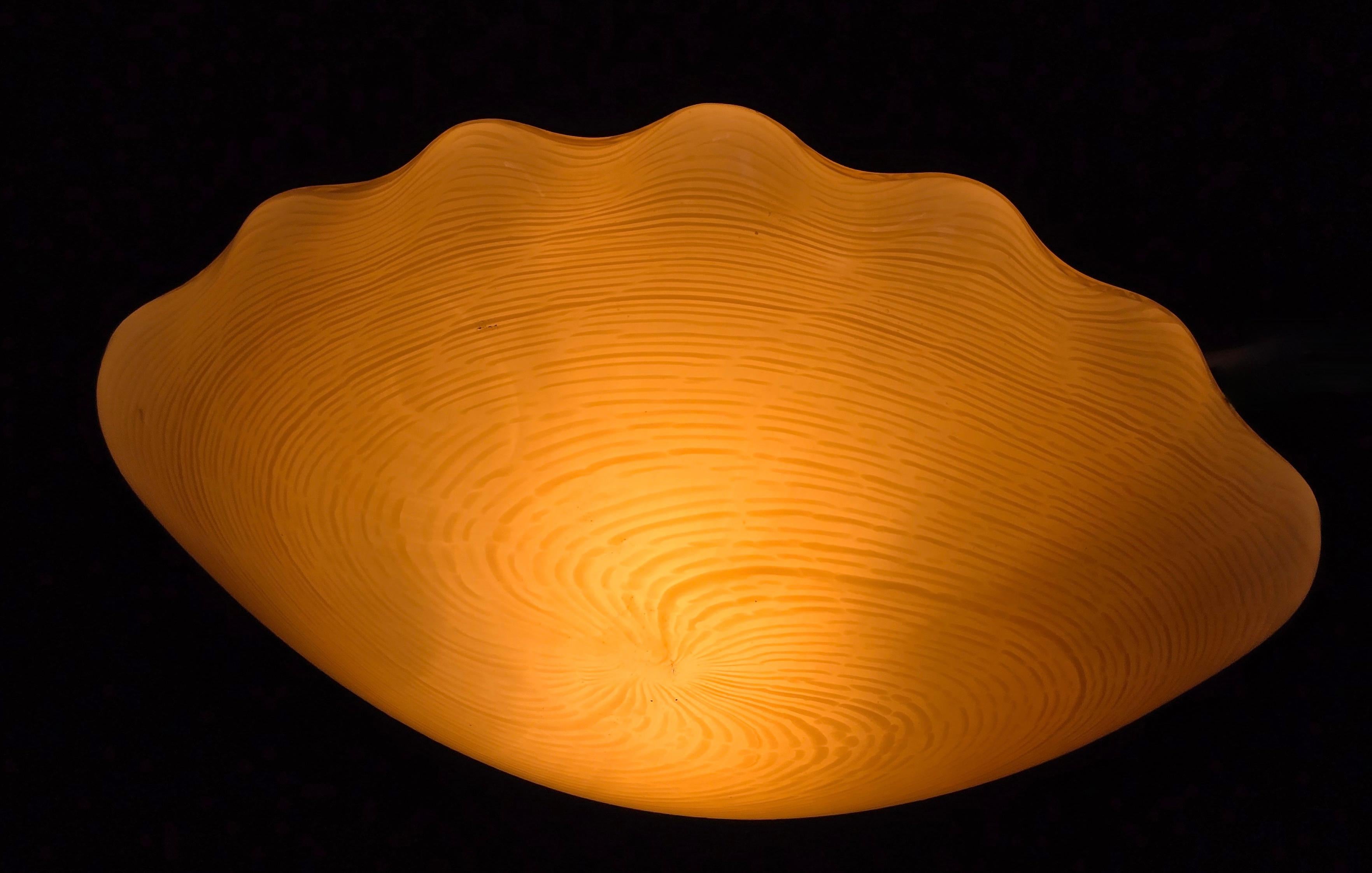 Plafón italiano soplado de Murano en forma de concha, años 60 Moderno de mediados de siglo en venta