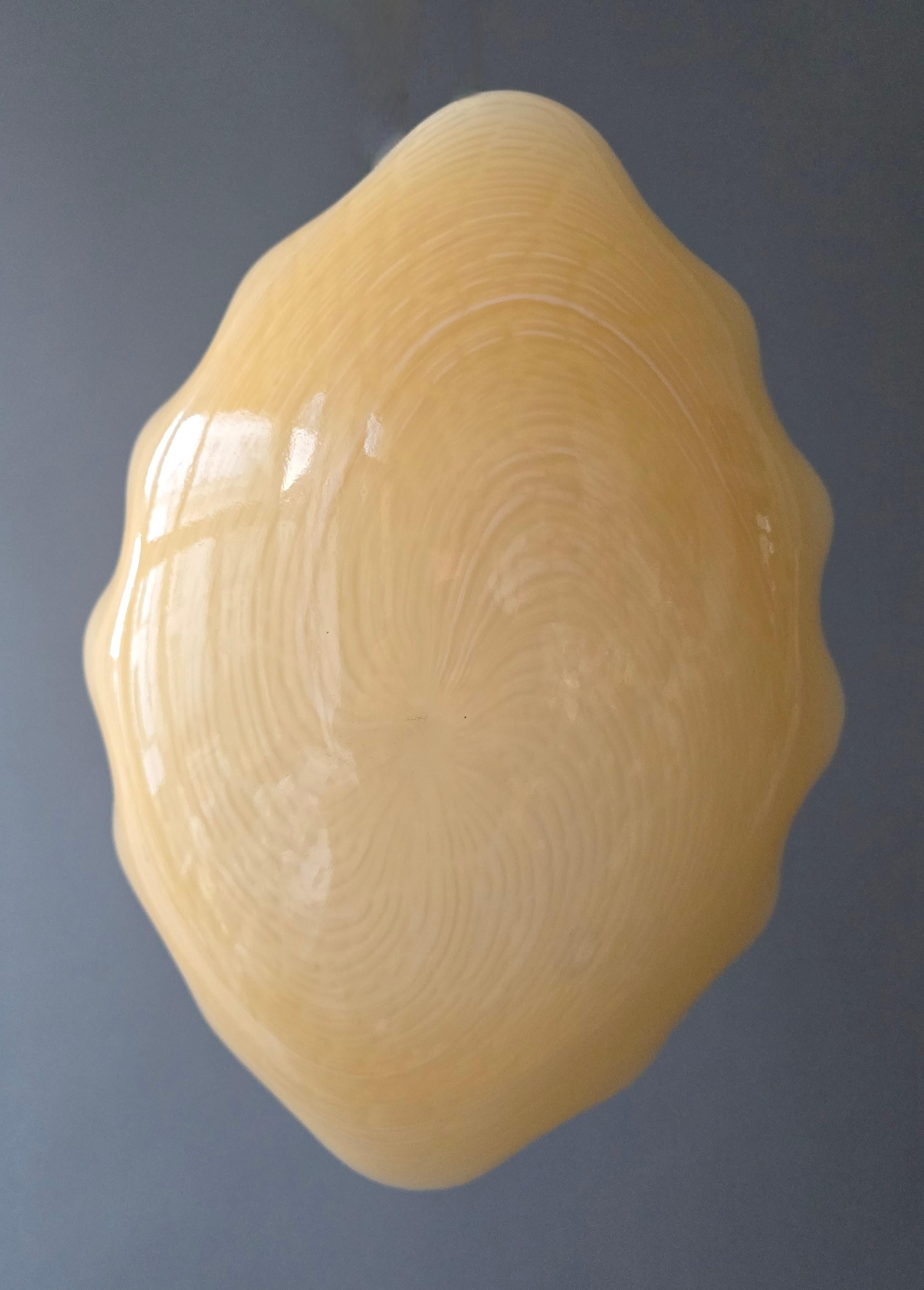 Plafón italiano soplado de Murano en forma de concha, años 60 en Bueno estado para la venta en Antwerp, BE