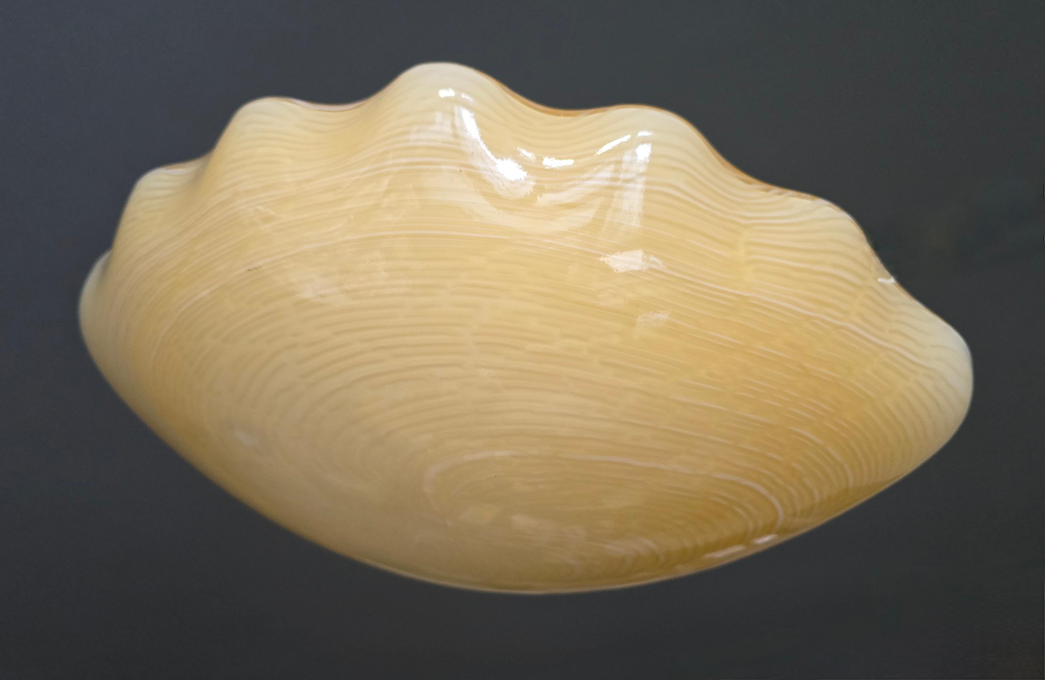 Plafón italiano soplado de Murano en forma de concha, años 60 siglo XX en venta