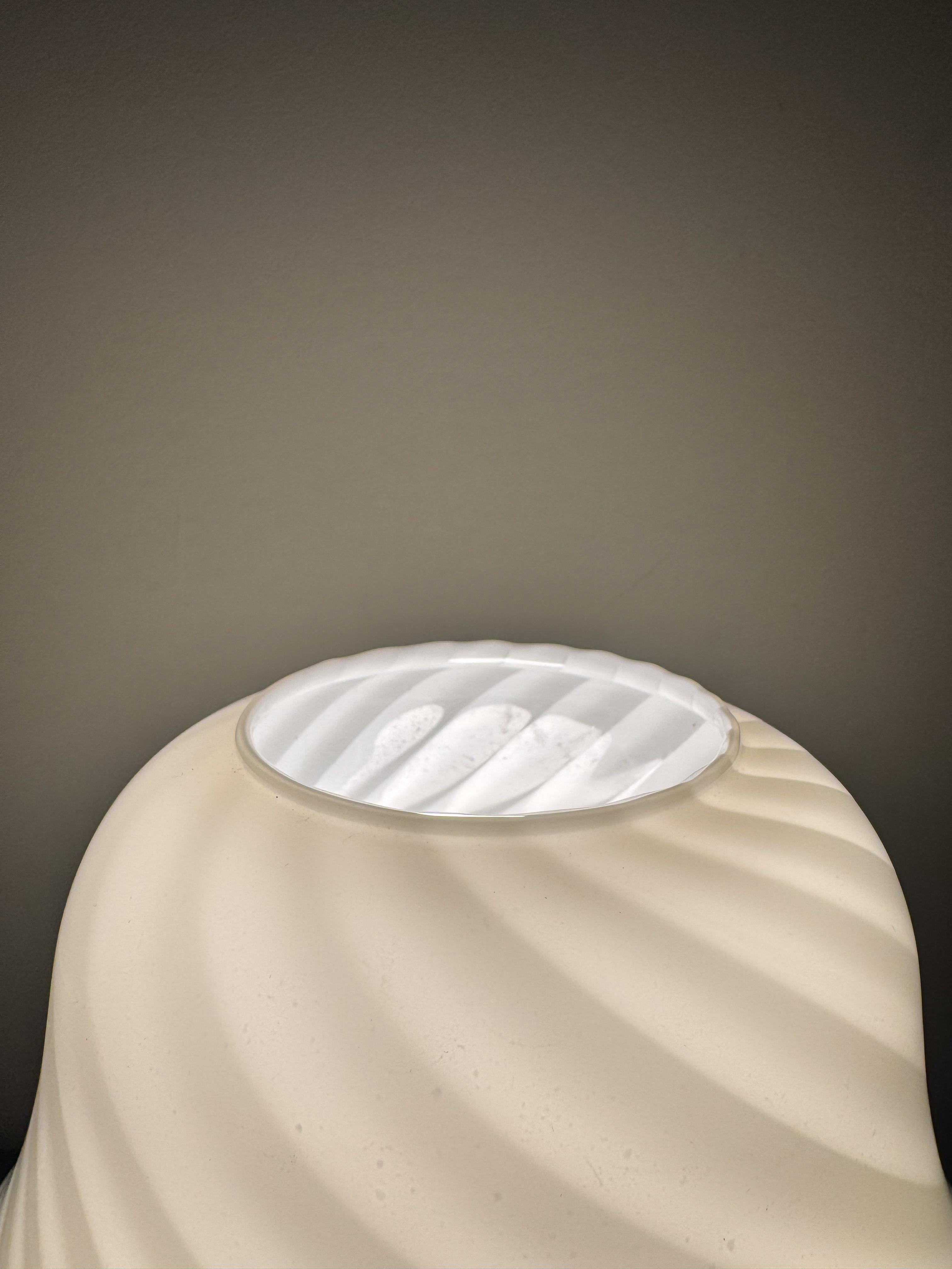 Italian Handblown Murano Swirl Glass Mushroom Lamp in Creamy White, MCM, 1970s In Good Condition For Sale In Toronto, CA