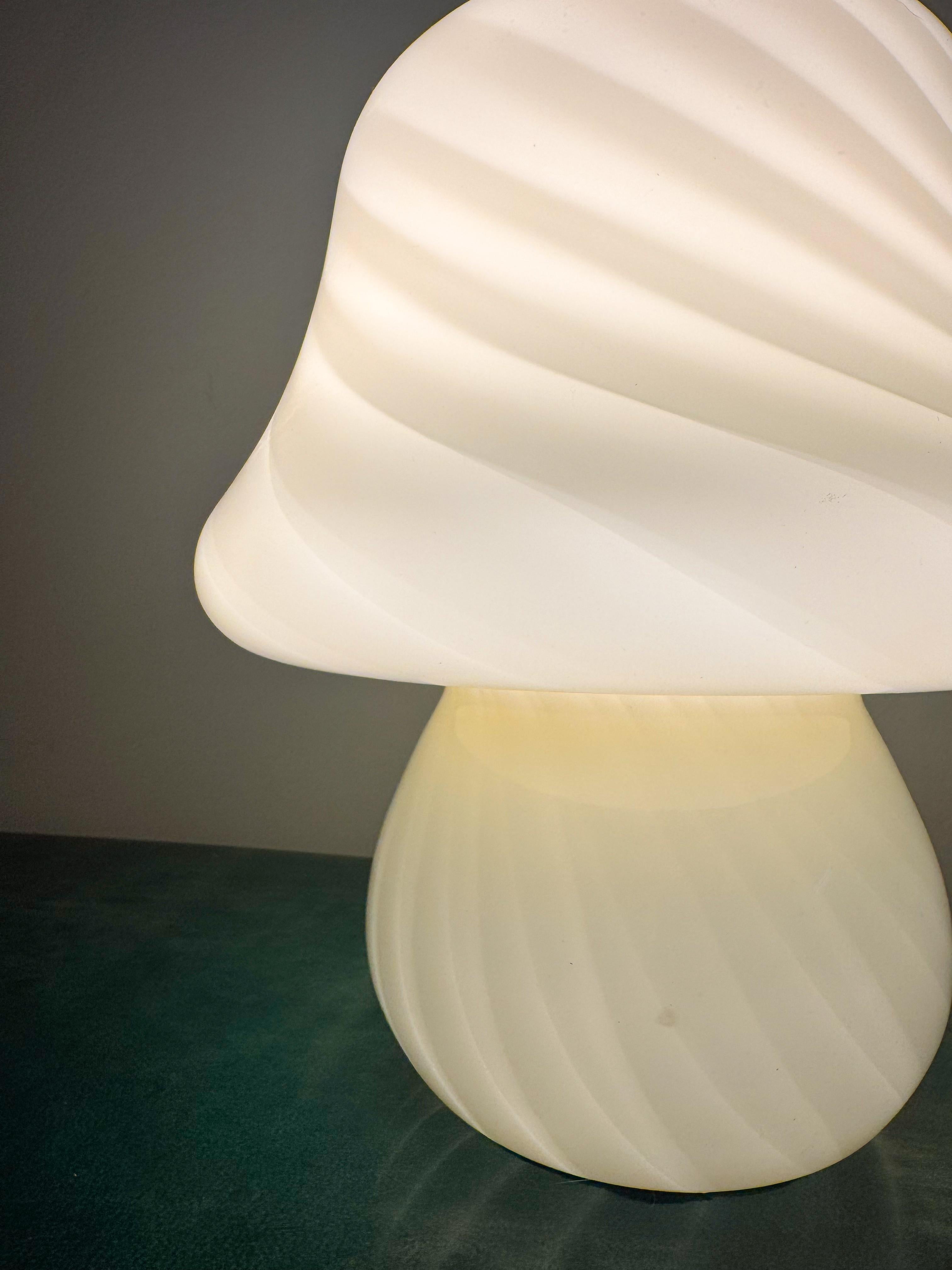 20th Century Italian Handblown Murano Swirl Glass Mushroom Lamp in Creamy White, MCM, 1970s For Sale