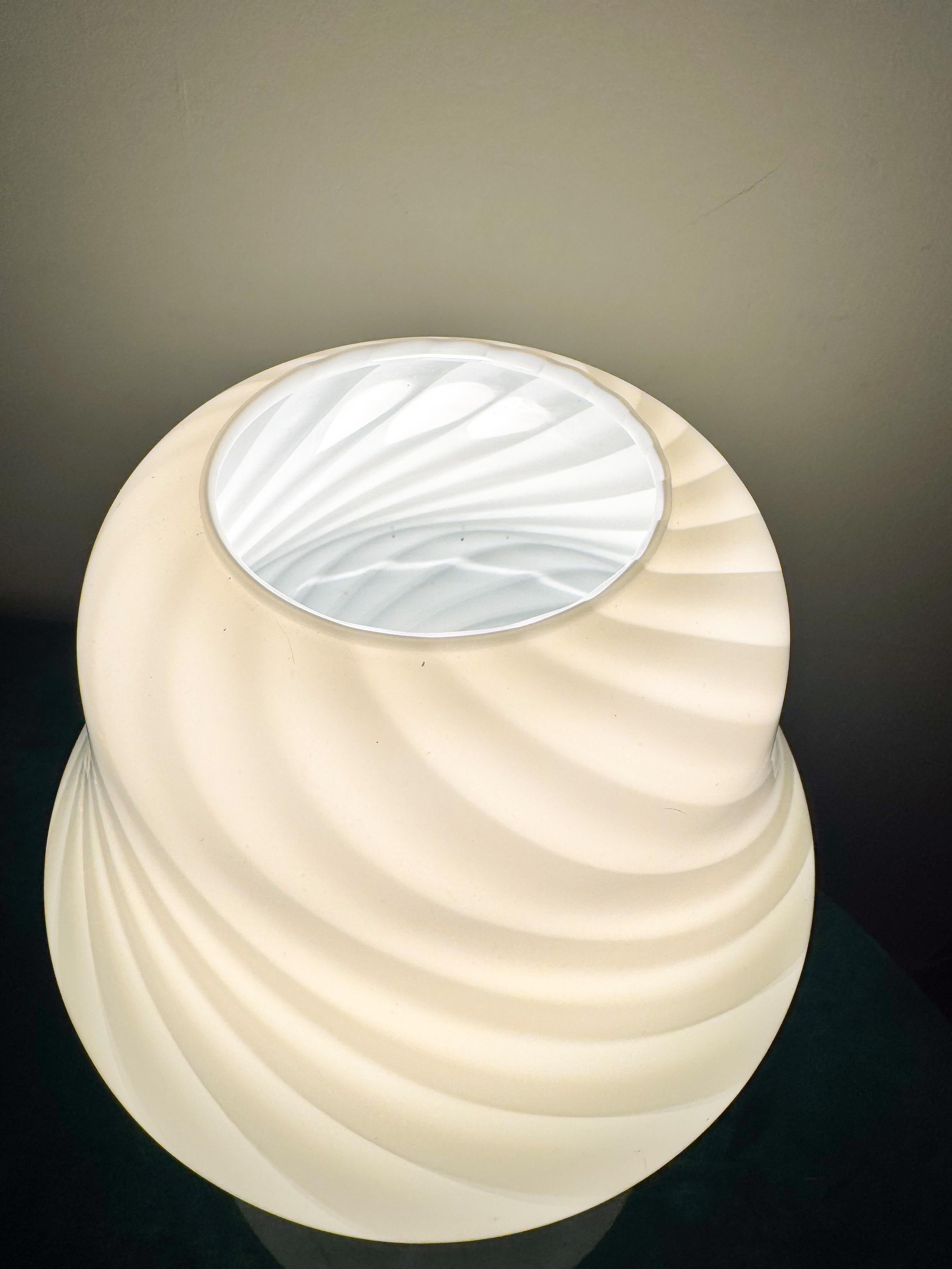 Italian Handblown Murano Swirl Glass Mushroom Lamp in Creamy White, MCM, 1970s For Sale 1