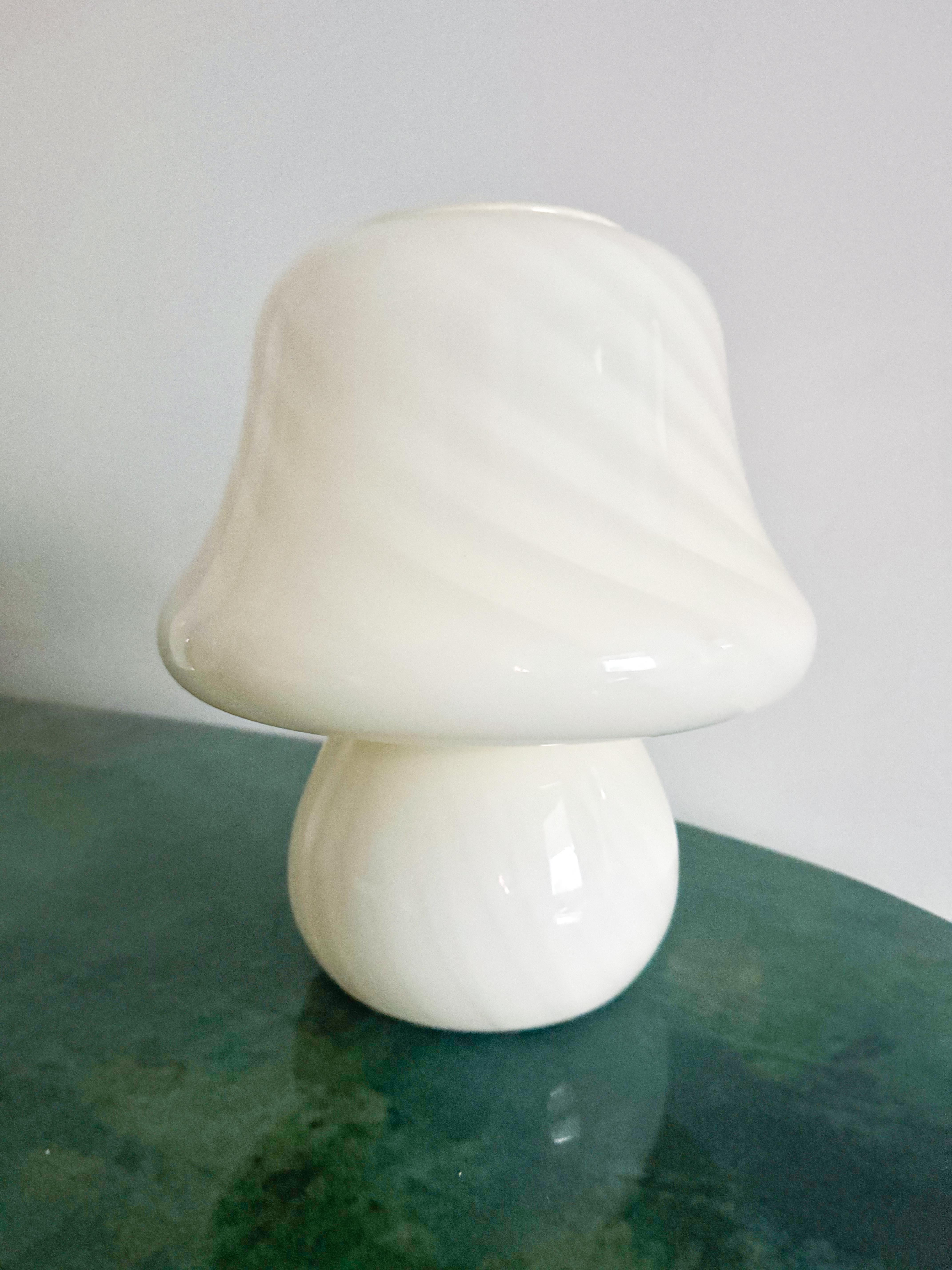 Italian Handblown Murano Swirl Glass Mushroom Lamp in Creamy White, MCM, 1970s For Sale 2