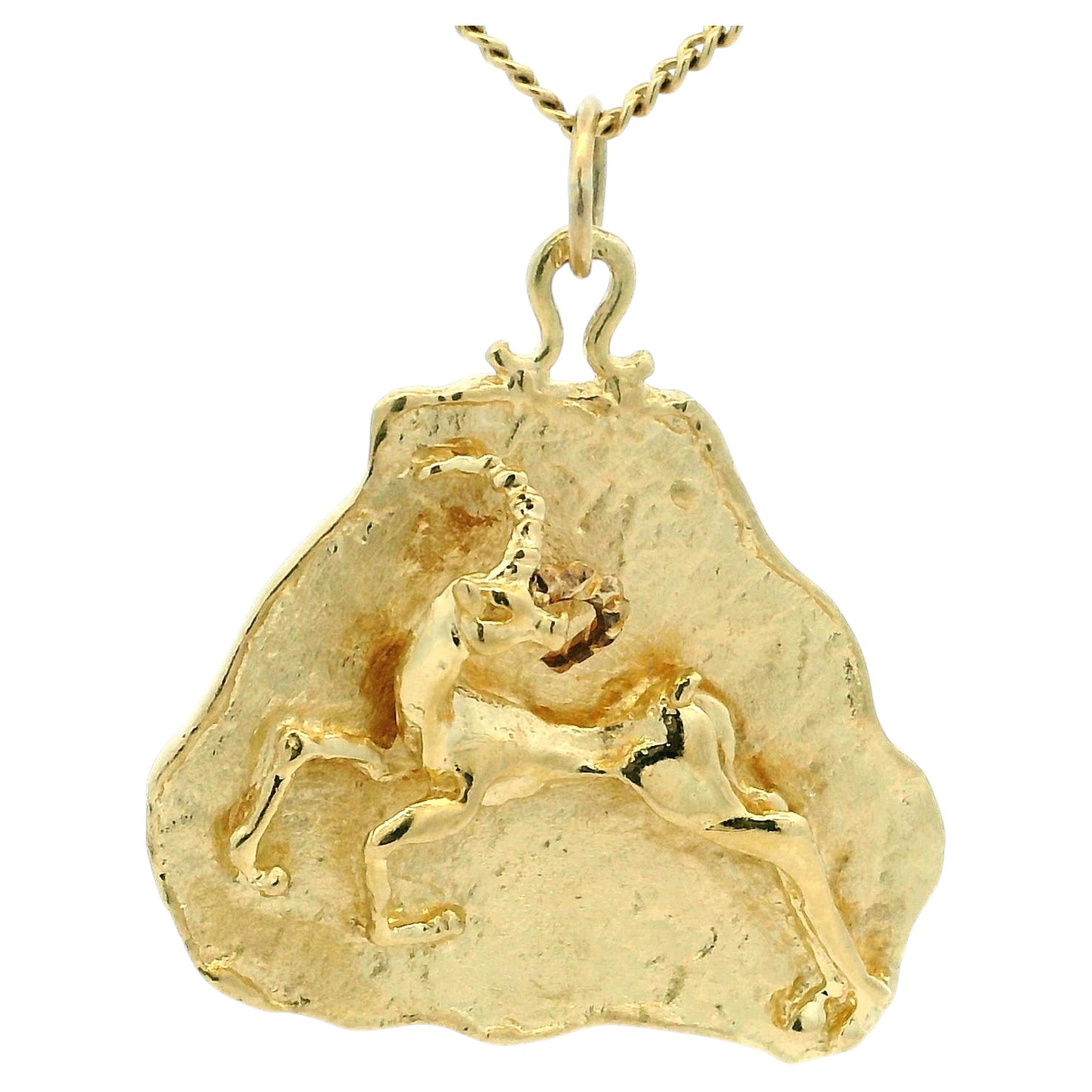 Colgante escultural de oro de 14 quilates hecho a mano en Italia, con forma de carnero, de alrededor de 1975