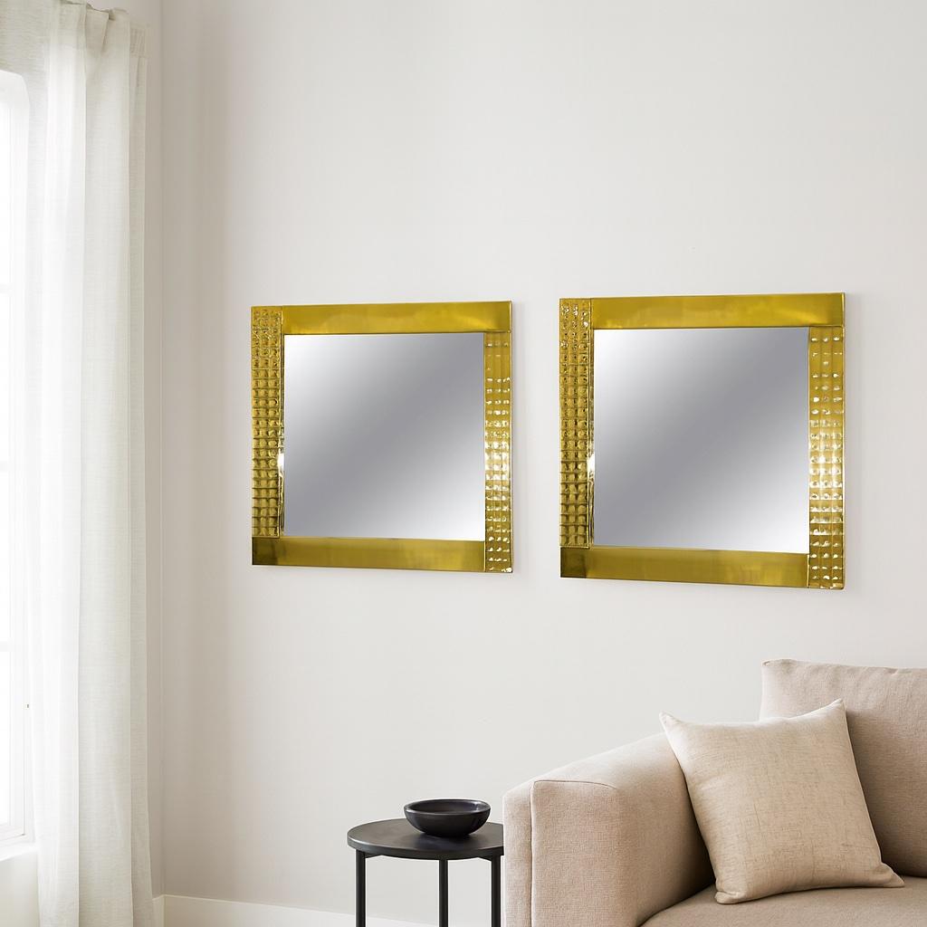 Un par de espejos italianos muy decorativos, hechos a mano con un marco cuadrado de latón, decorado con un precioso dibujo martillado en dos lados opuestos que crea reflejos como diamantes. Puede mostrarse de ambas formas.
Hay dos disponibles.