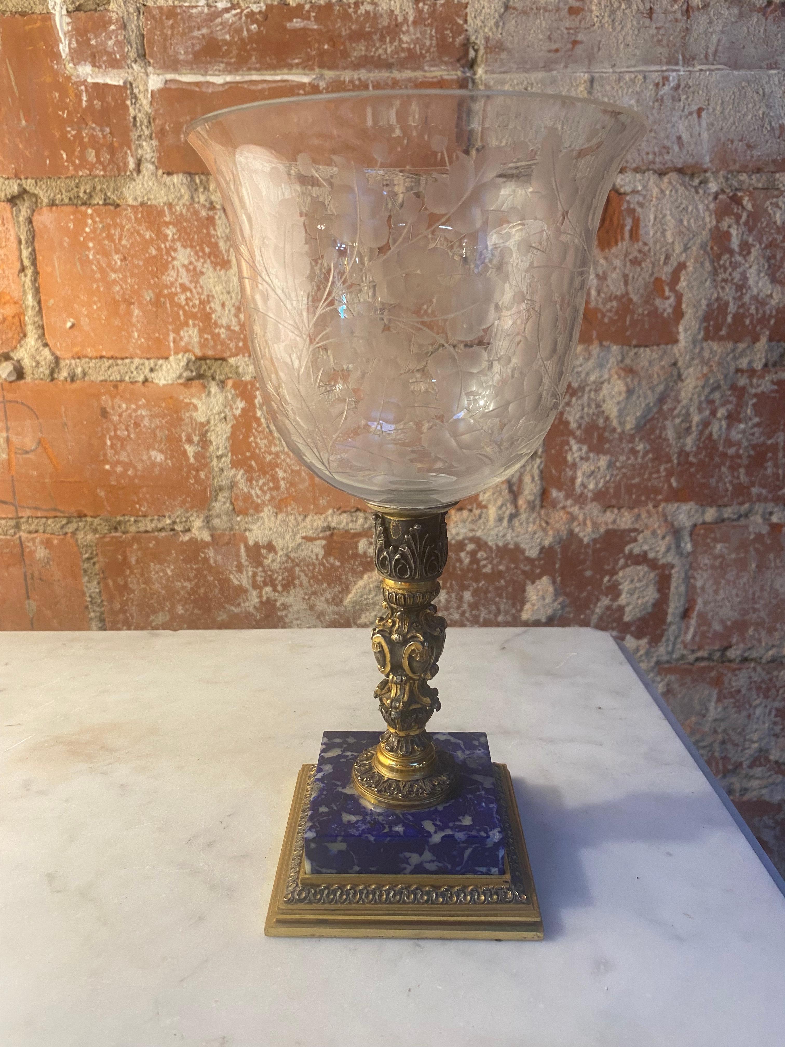 Italian handcrafted chalice in blown Murano glass clear color and lapis lazuli base, 1970s
This elegant chalice is rich in lovely details that add harmoniously to its grace. The stem is richly adorned with different decorations.