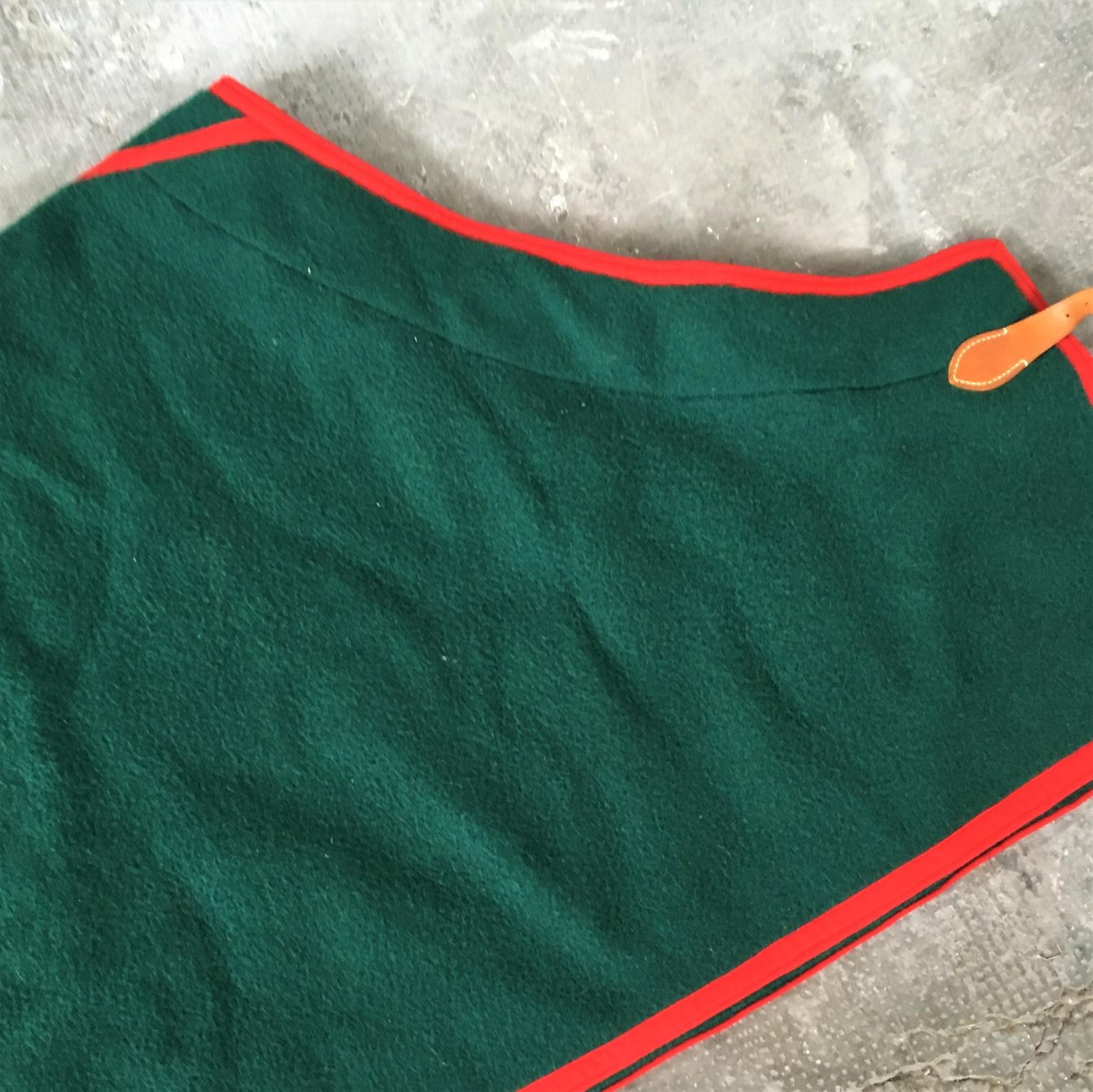 Italienische handgefertigte grüne Deckendecke mit Pferdemotiv aus Wolle und Leder Selleria Pariani 1980 im Angebot 11