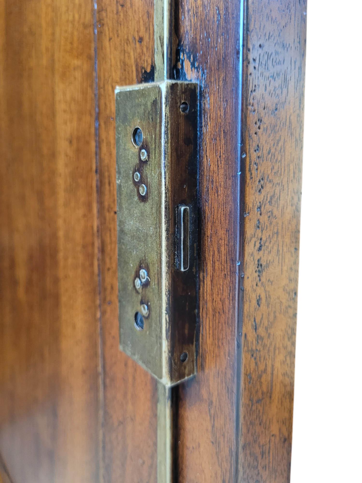 Aparador artesanal italiano con incrustaciones de Giorgio Piotto en venta 12