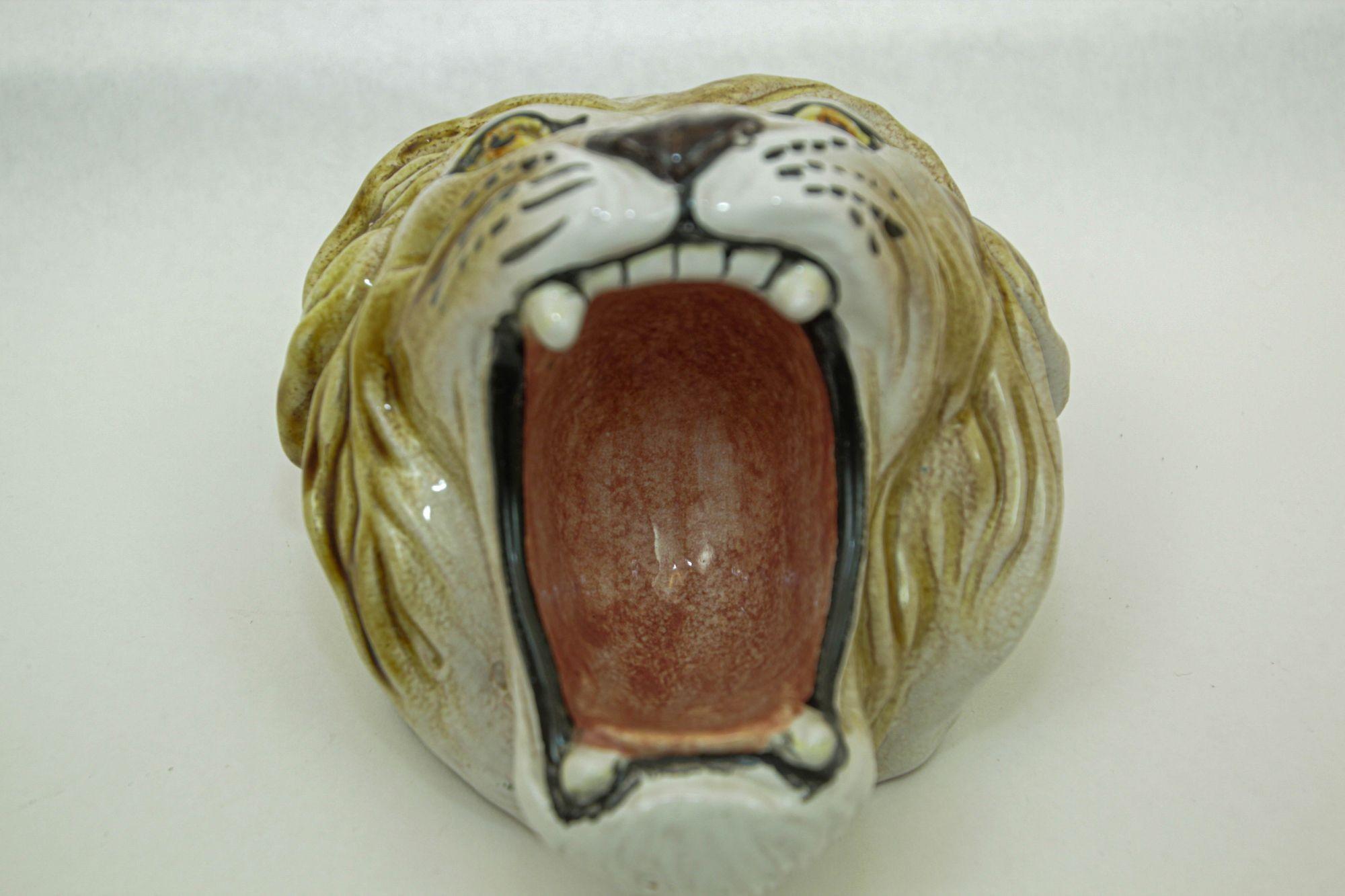 Colonial britannique Bol en céramique italienne en forme de tête de lion 1960 en vente