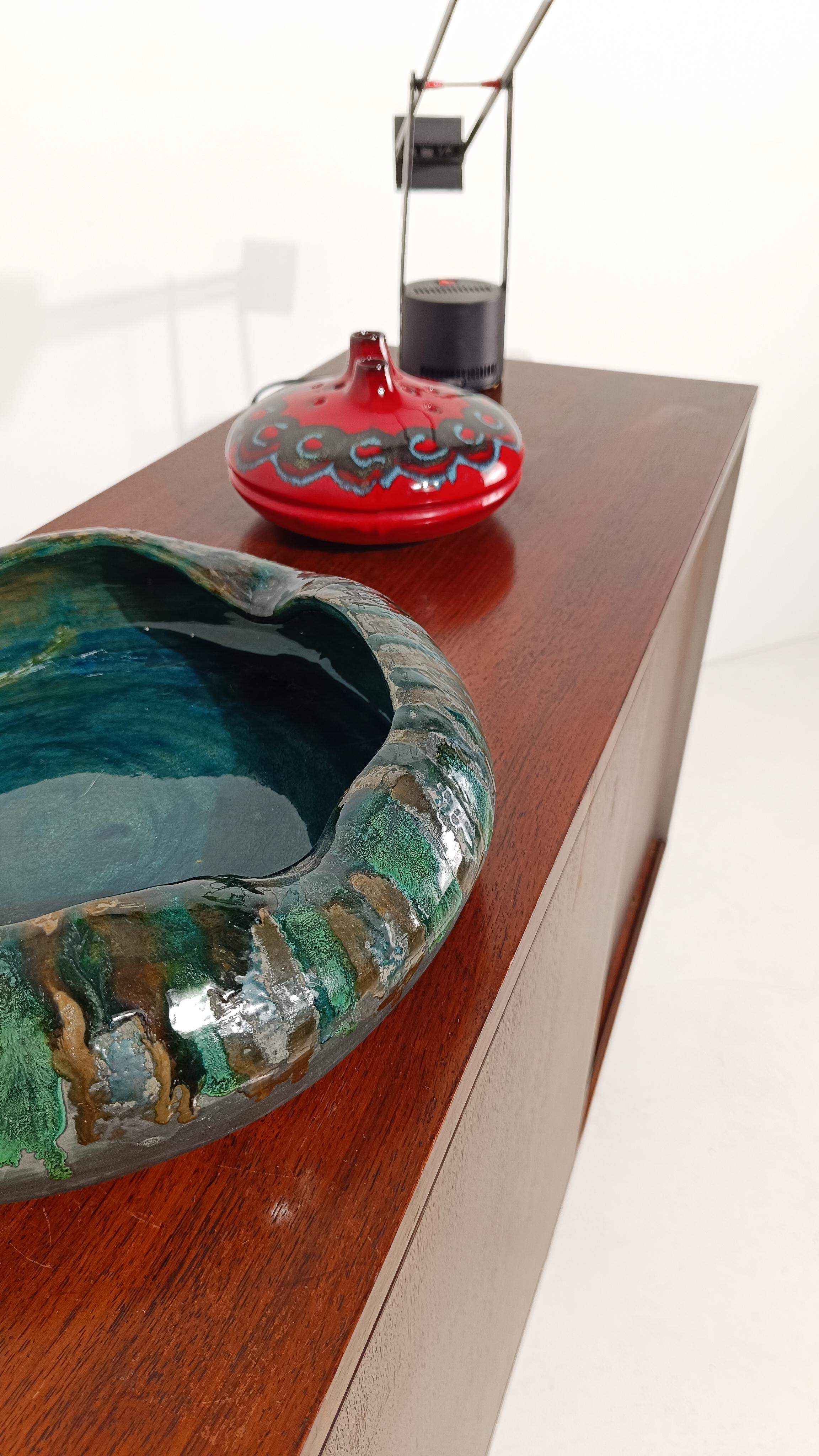 Italienische handgefertigte moderne dekorative Schale aus Keramik im Raku-Stil aus der Mitte des Jahrhunderts (Moderne der Mitte des Jahrhunderts) im Angebot