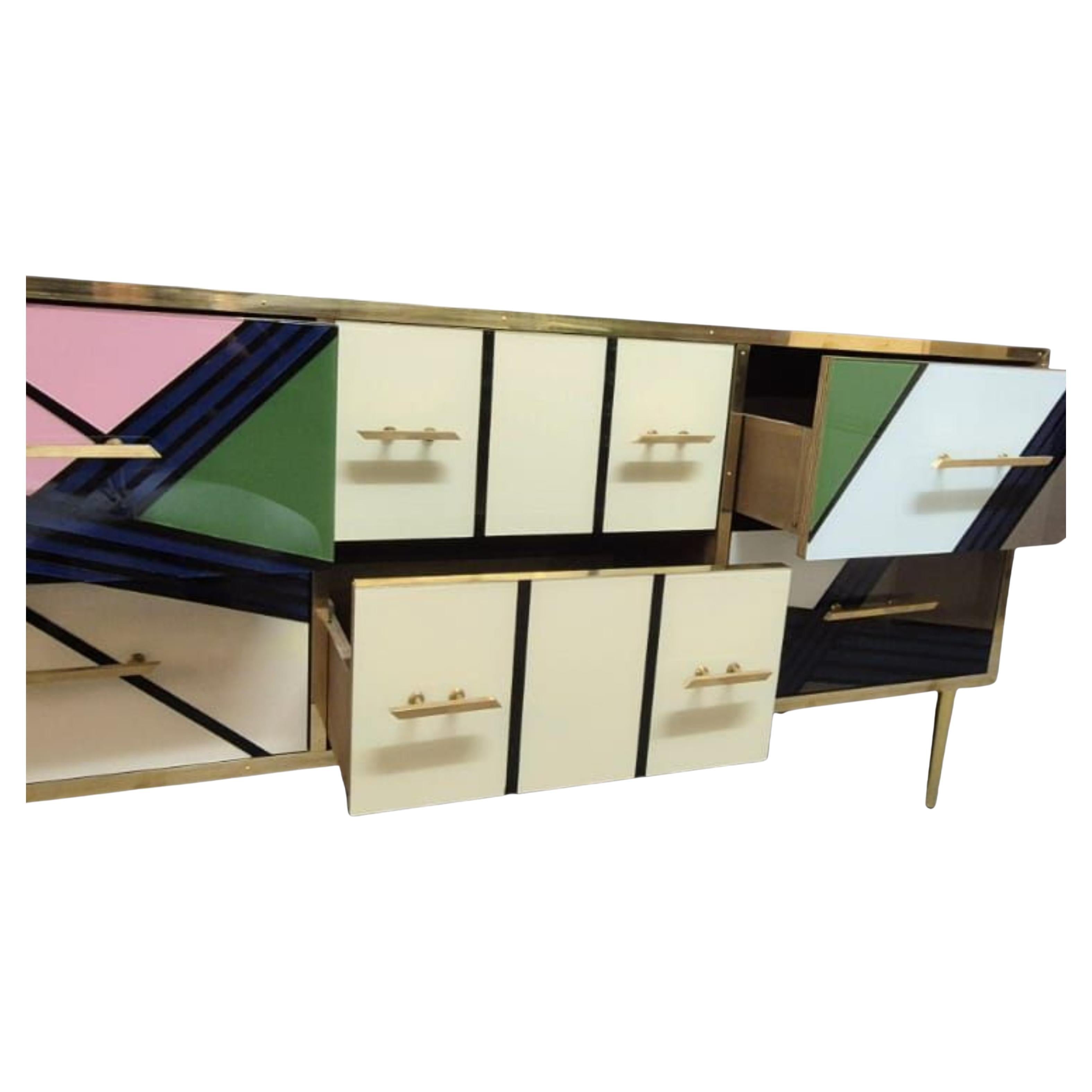 <h2>Commode italienne en verre de Murano et en laiton fabriquée à la main par Justfurnituress</h2>

<p>Conçue et entièrement fabriquée à la main en Italie par <strong>Justfurnituress</strong>, cette extraordinaire commode sur mesure incarne le