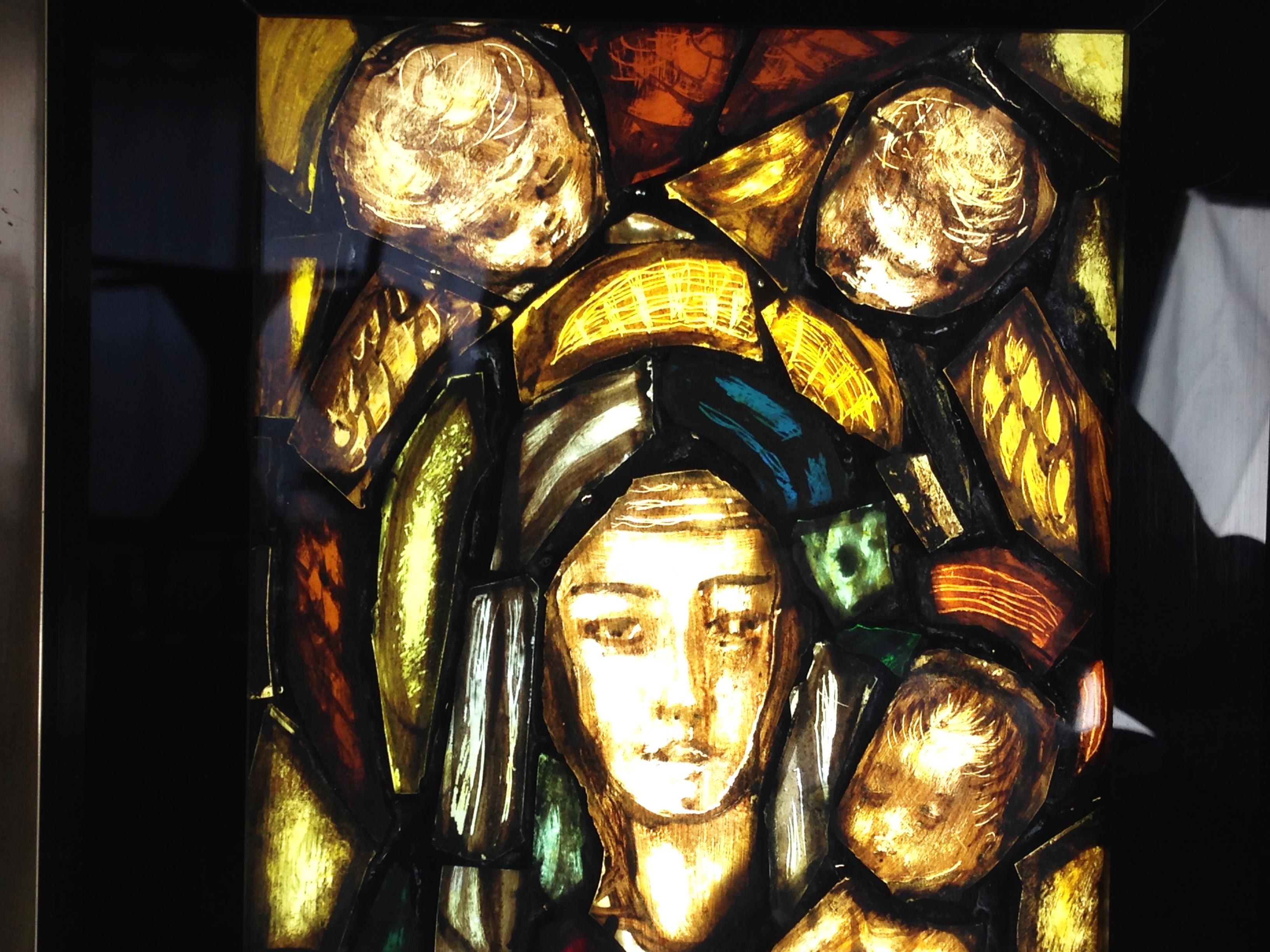 Finestra artistica da parete retroilluminata con Madonna Child & Child e angeli, realizzata a mano in Italia nel 1960 In condizioni buone in vendita a Varese, Lombardia