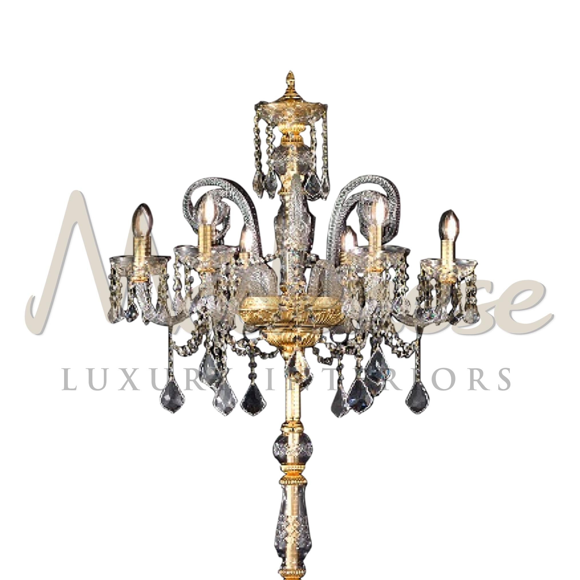 Baroque Lampadaire italien à 6 éclairages fait à la main, finition plaqué or et cristal transparent en vente