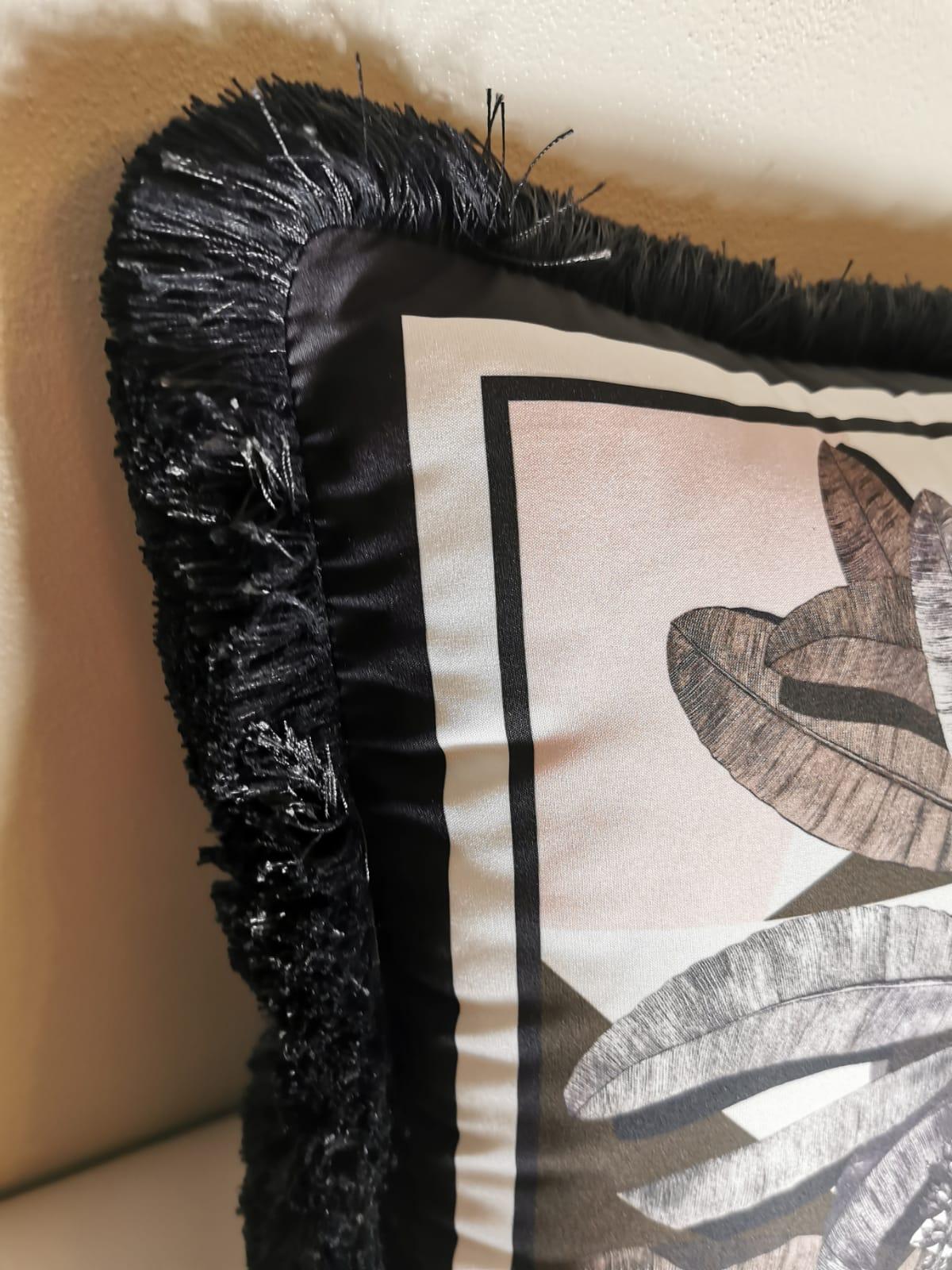 Cuscino italiano fatto a mano in stile contemporaneo della collezione Black and Wild 1 di 3 in vendita 1