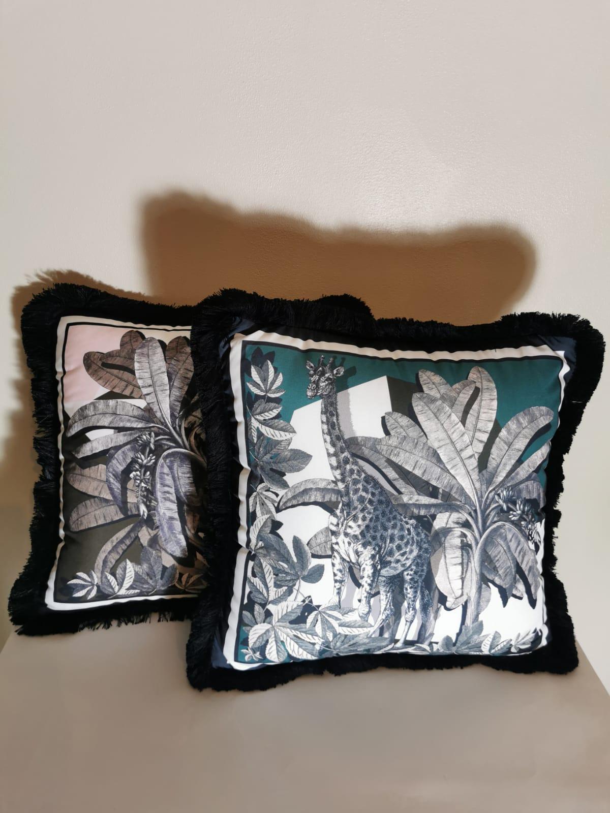 Cuscino italiano fatto a mano in stile contemporaneo della collezione Black and Wild 1 di 3 in vendita 2