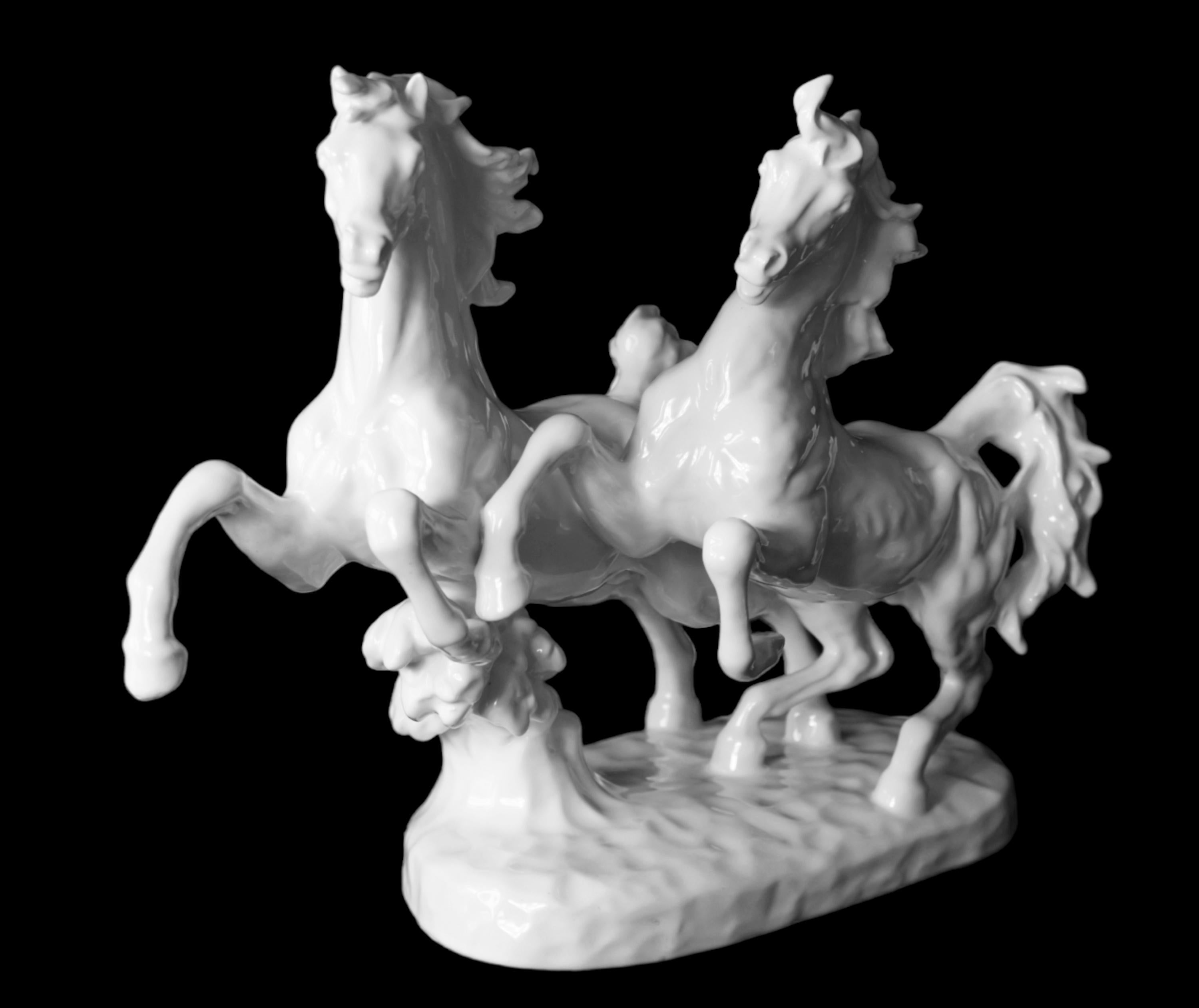 Italienische Skulptur aus der Zeit des Art déco aus handgefertigtem glasiertem Porzellan mit zwei galoppierenden Pferden.


