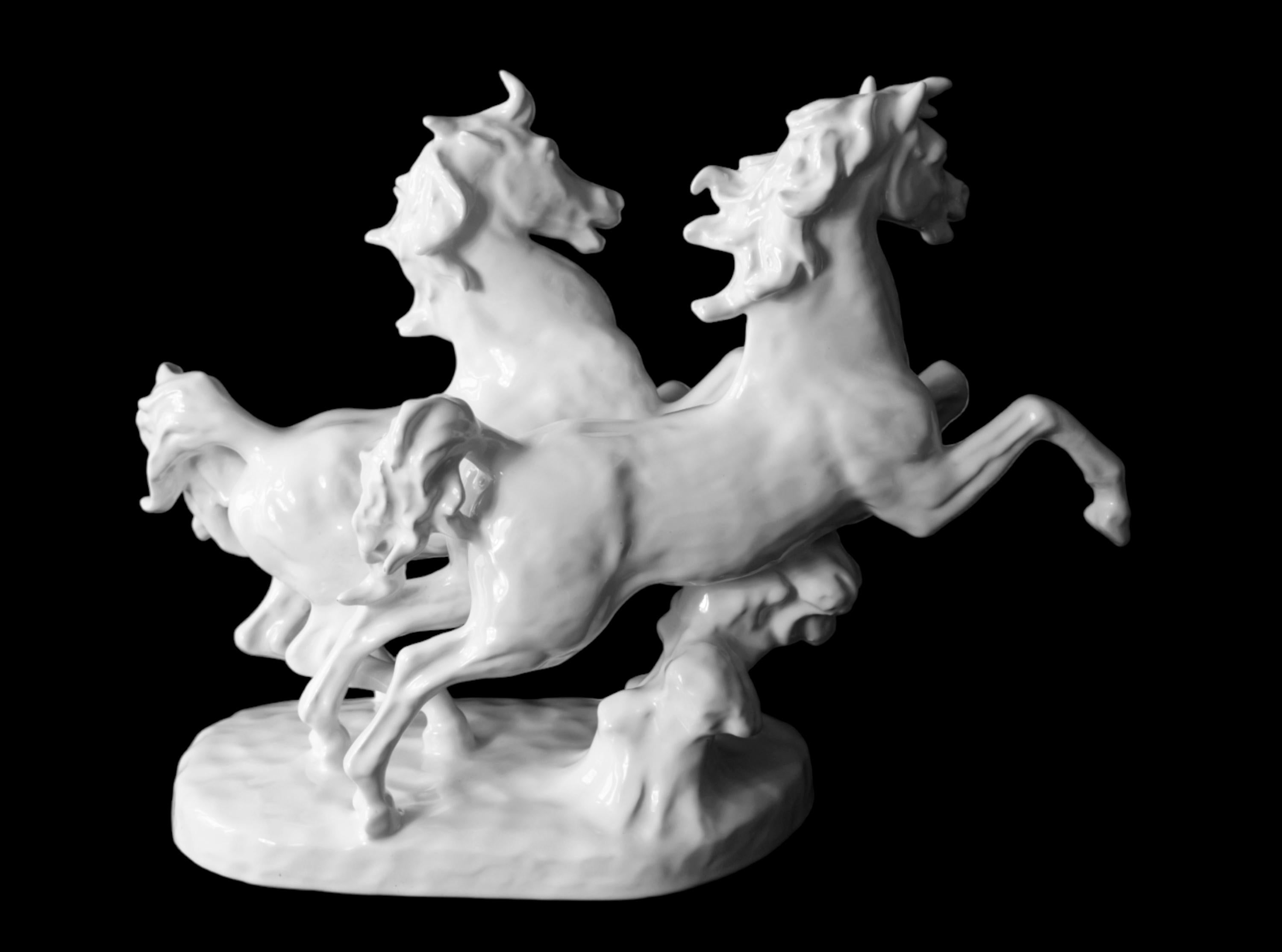 Italienische handgefertigte Skulptur mit zwei Pferden aus glasiertem Porzellan (Art déco) im Angebot