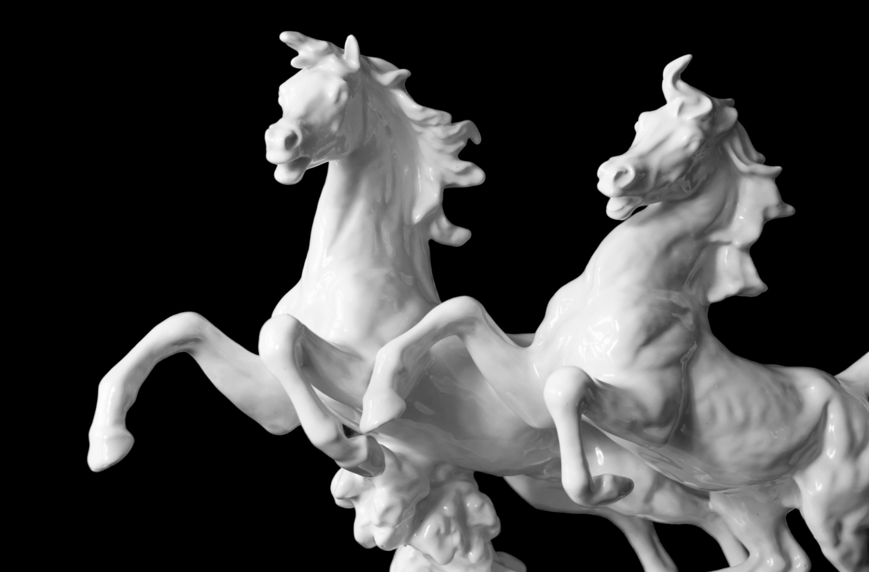 Italienische handgefertigte Skulptur mit zwei Pferden aus glasiertem Porzellan (Handgefertigt) im Angebot