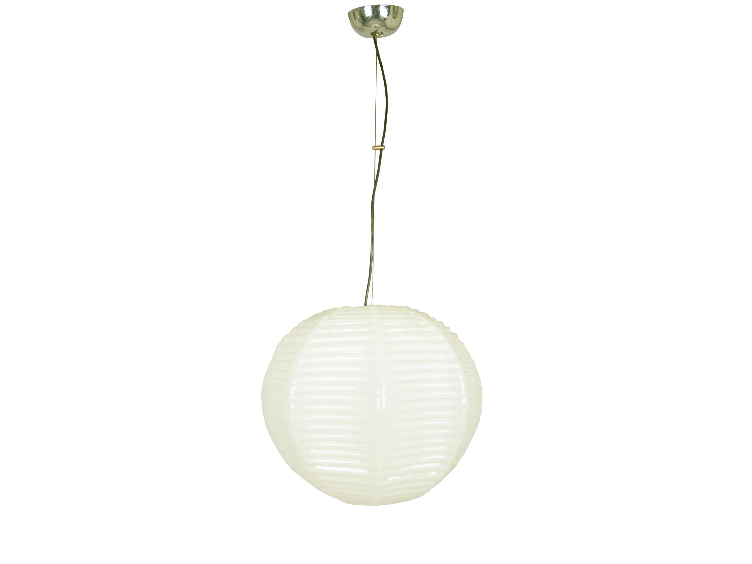 Spherical diffuser in ivory Murano hand made glass with decorative treatment in strong relief as to emulate a Japanese paper lantern. Very good condition: oxidation spots on the chrome plated parts.