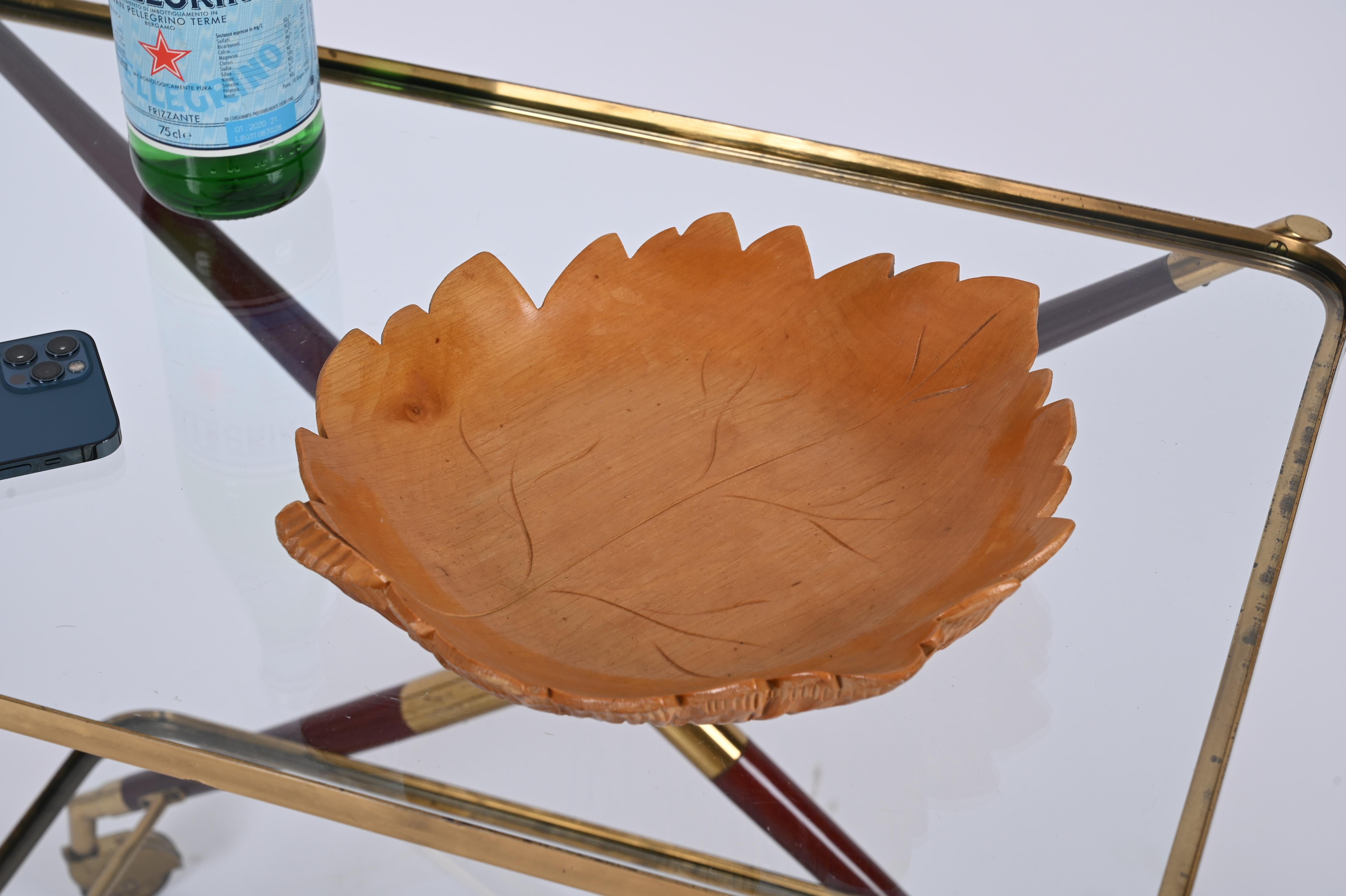 Wonderful midcentury handmade birchwood maple leaf-shaped centrepiece. This beautiful piece is signed by Macabo on the back and it was probably designed by Aldo Tura in the 1950s in Italy. 

This decorative bowl is special as it was hand-carved in