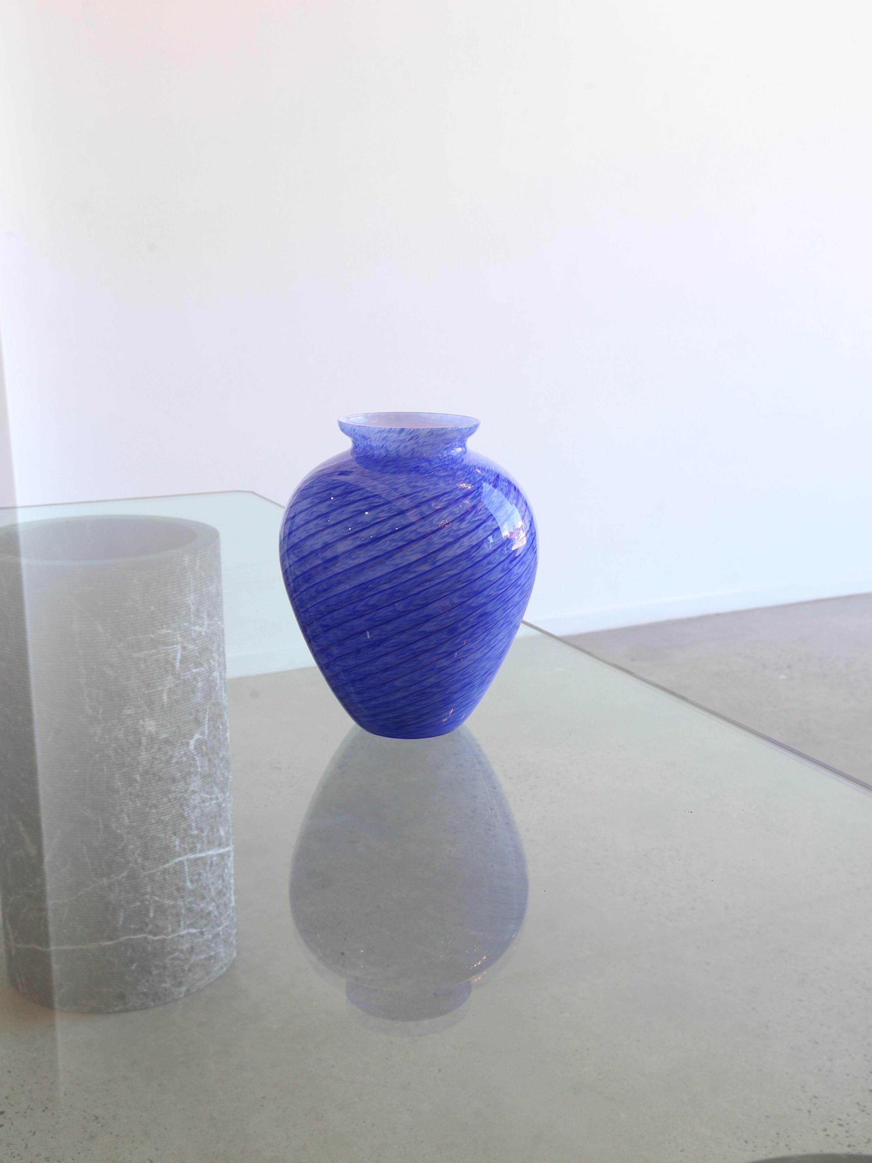 Italienische handgefertigte Vase aus blauem Murano-Glas, 1960er Jahre im Angebot 6
