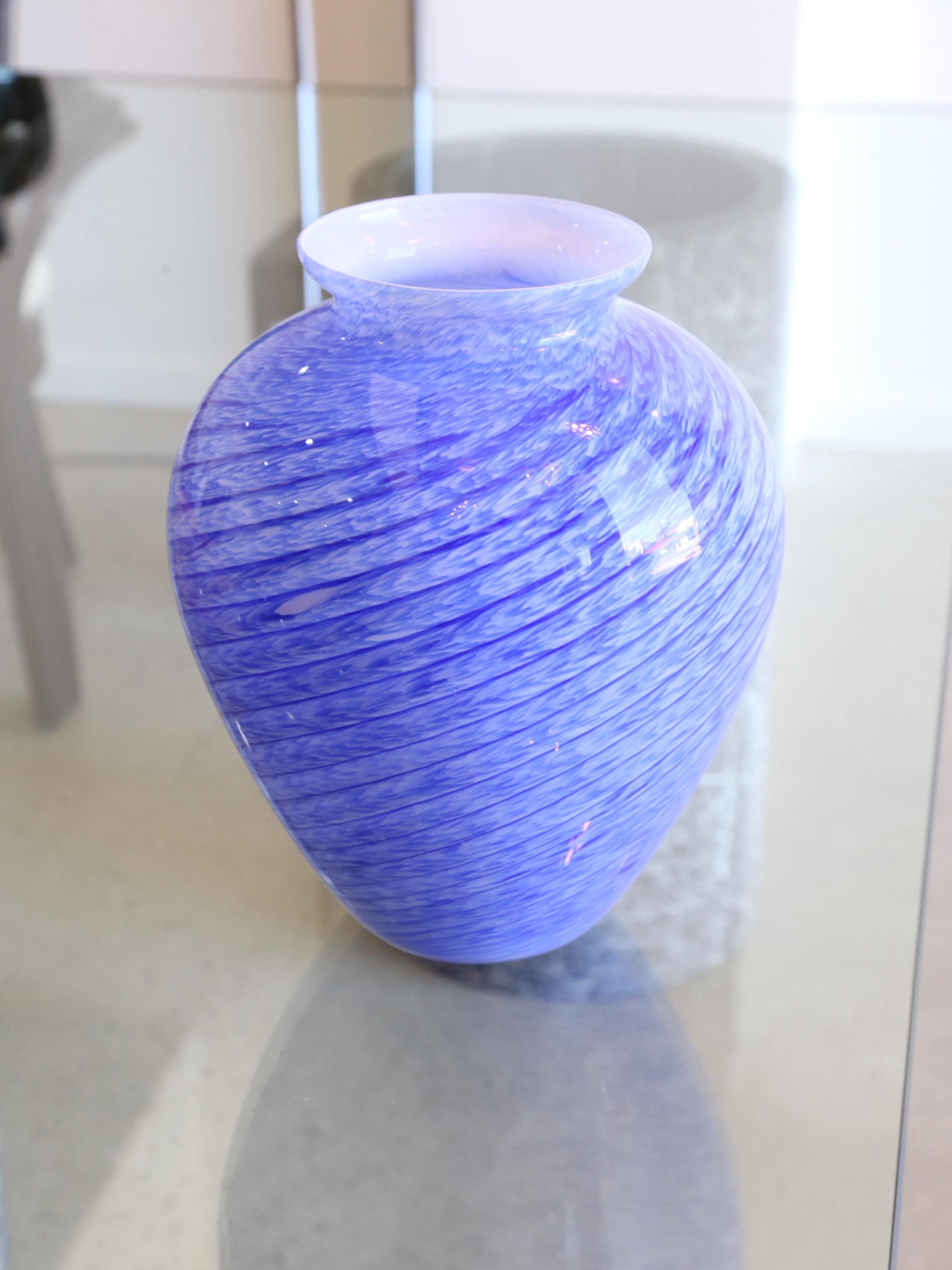 Italienische handgefertigte Vase aus blauem Murano-Glas, 1960er Jahre (Moderne der Mitte des Jahrhunderts) im Angebot