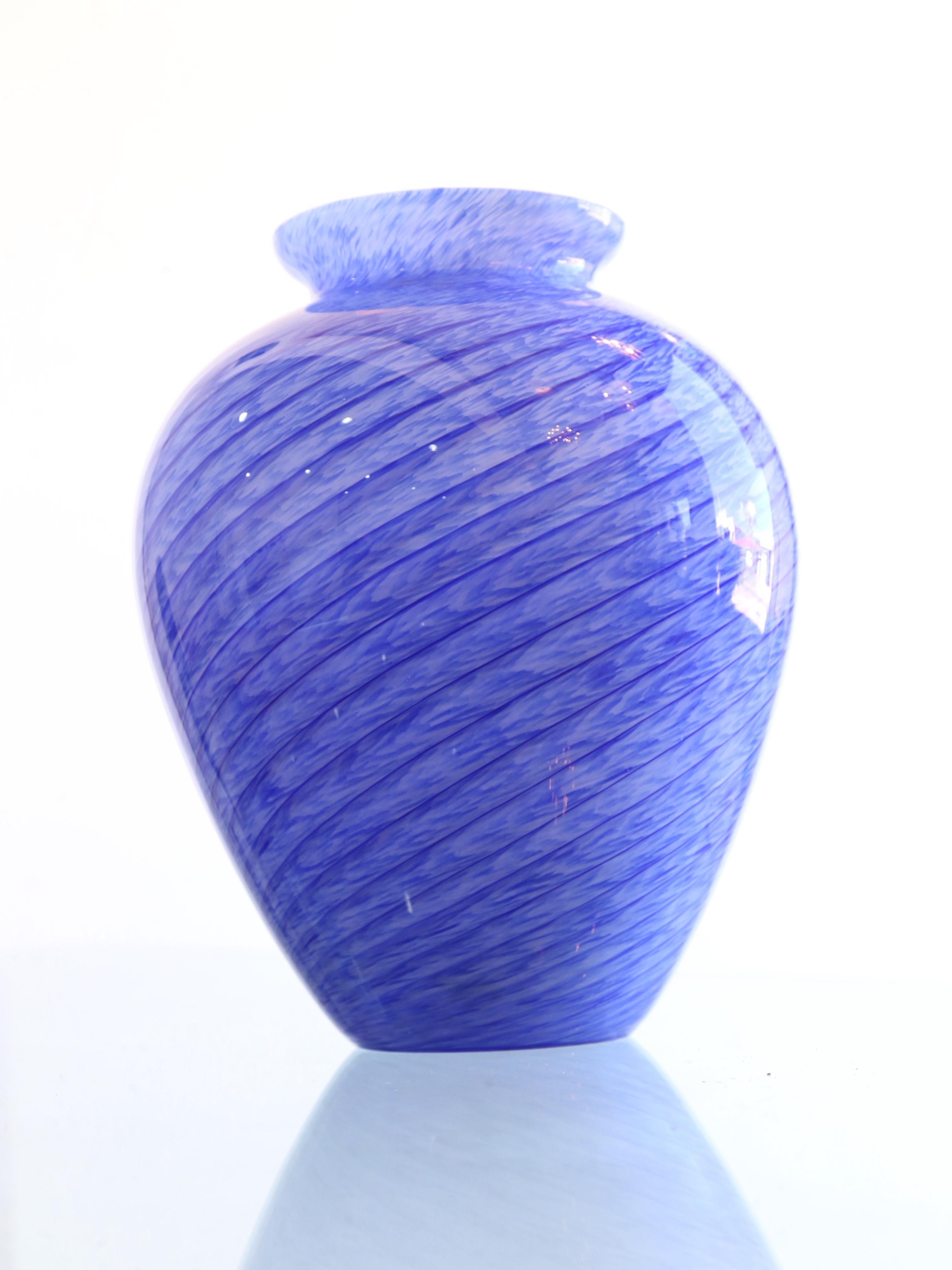 Italienische handgefertigte Vase aus blauem Murano-Glas, 1960er Jahre (Handgefertigt) im Angebot
