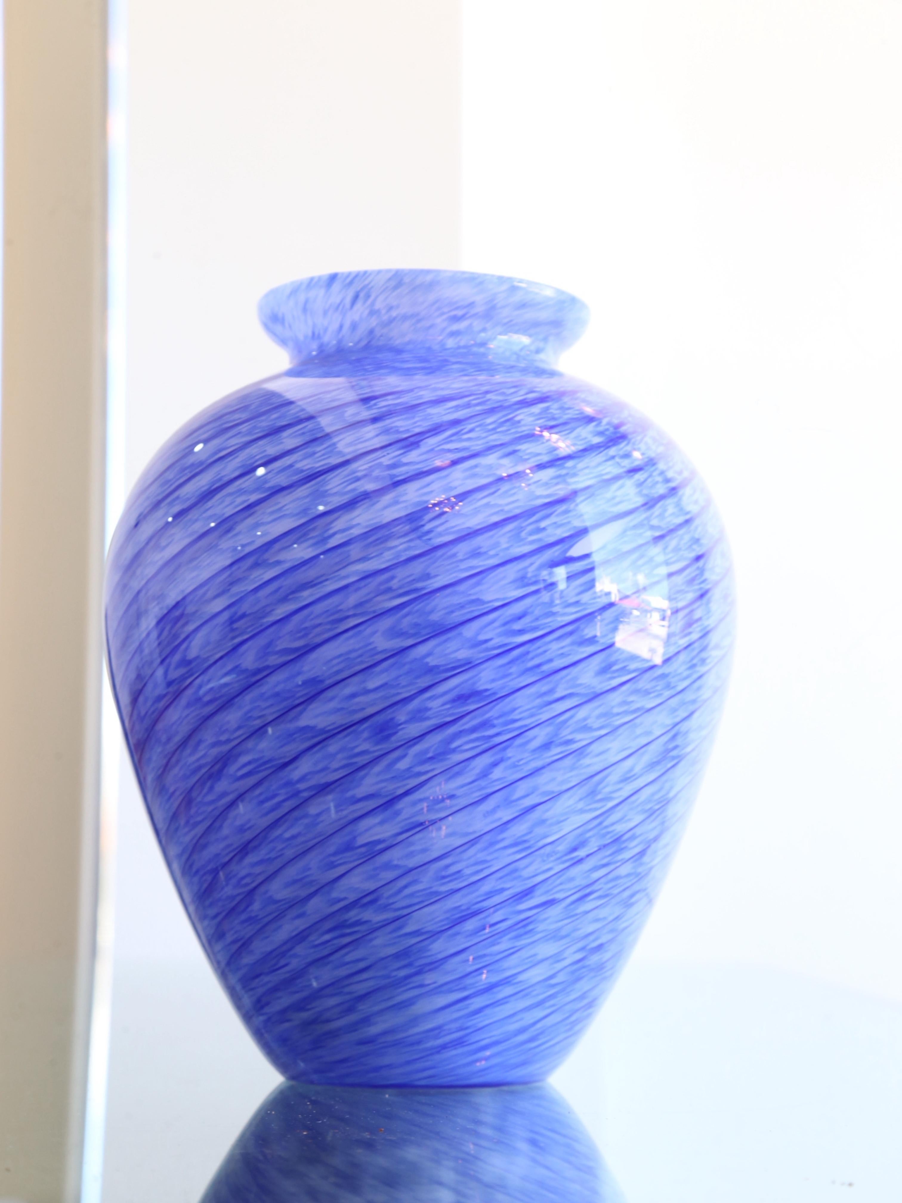 Italienische handgefertigte Vase aus blauem Murano-Glas, 1960er Jahre (Mitte des 20. Jahrhunderts) im Angebot