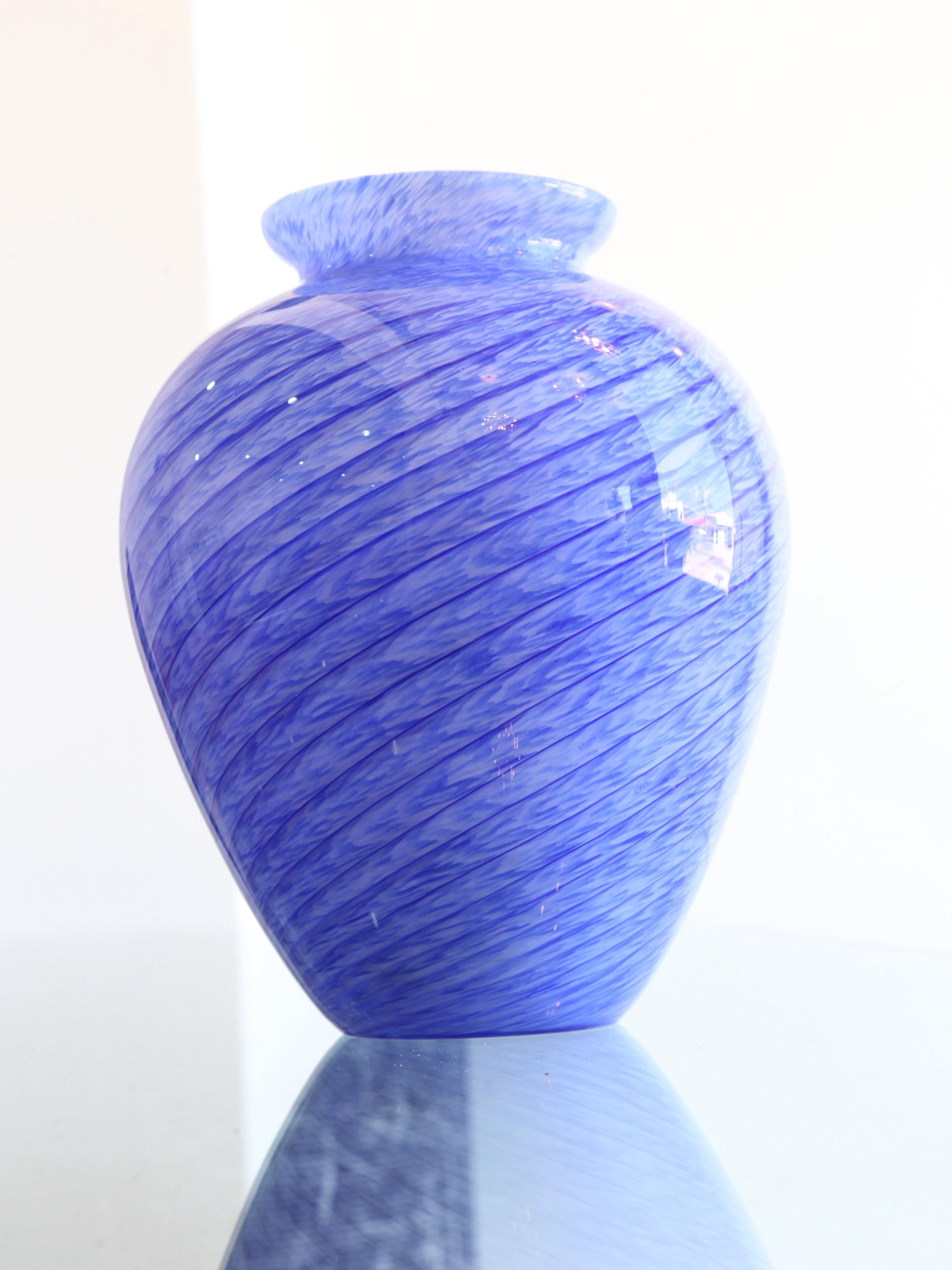 Italienische handgefertigte Vase aus blauem Murano-Glas, 1960er Jahre (Glaskunst) im Angebot