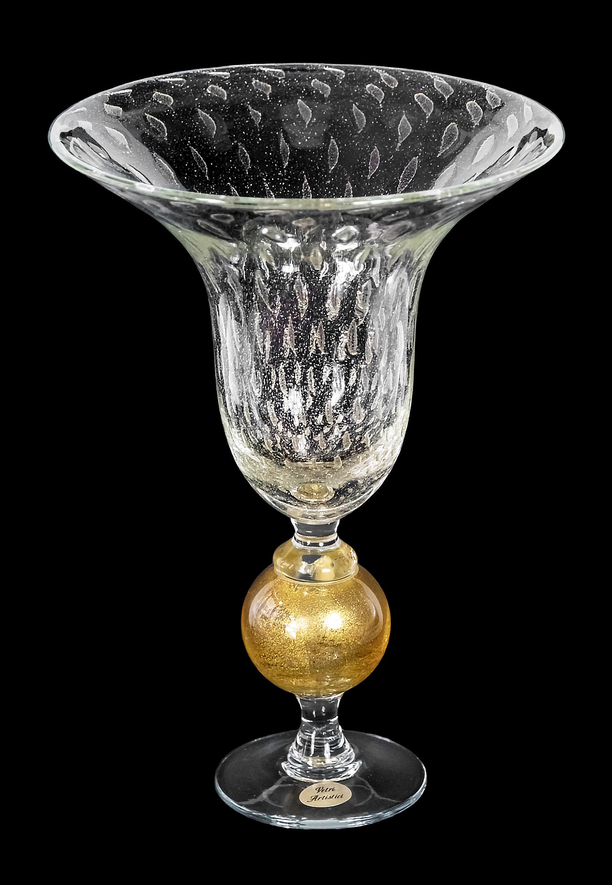 Vase aus italienischem Murano-Glas, handgefertigt vom Glasmeister Marino Santi und mit einer Gravur auf dem Sockel signiert. 
Murano-Glas mit Luftblasen im Inneren und eingelegtem Goldstaub. 
Der Sockel ist aus klarem Glas mit einem kugelförmigen