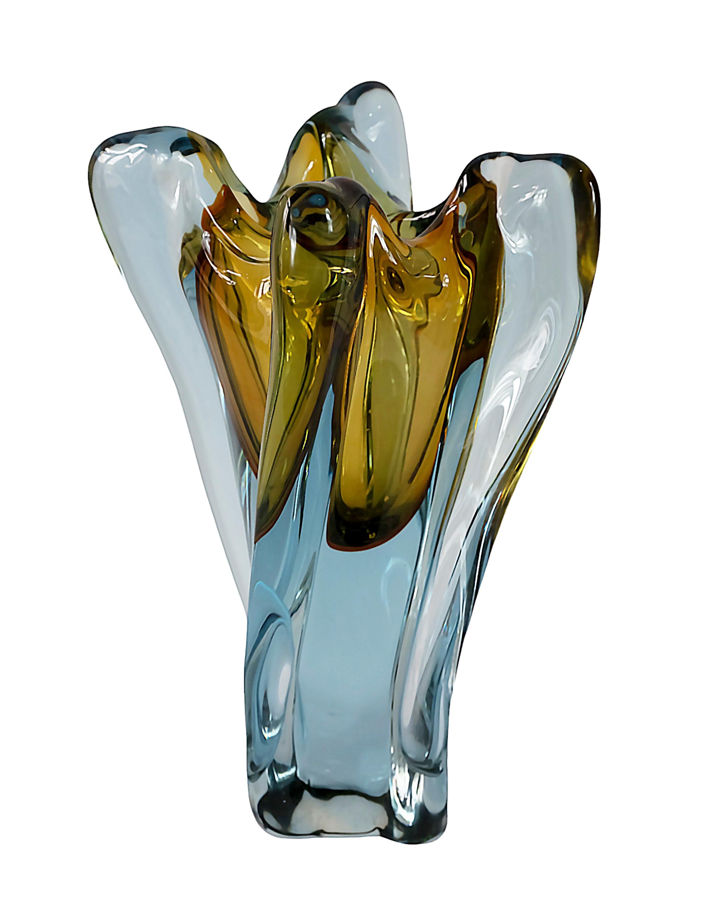 Vintage italienische handgefertigte Sommerso Vase ist in mehrfarbigen Schichten Murano Glas handgefertigt. Das sehr dicke Glas ist in einer Kombination aus blauem und gelbem Glas.
Gewicht: 9 kg.
Sehr guter/exzellenter Vintage-Zustand.