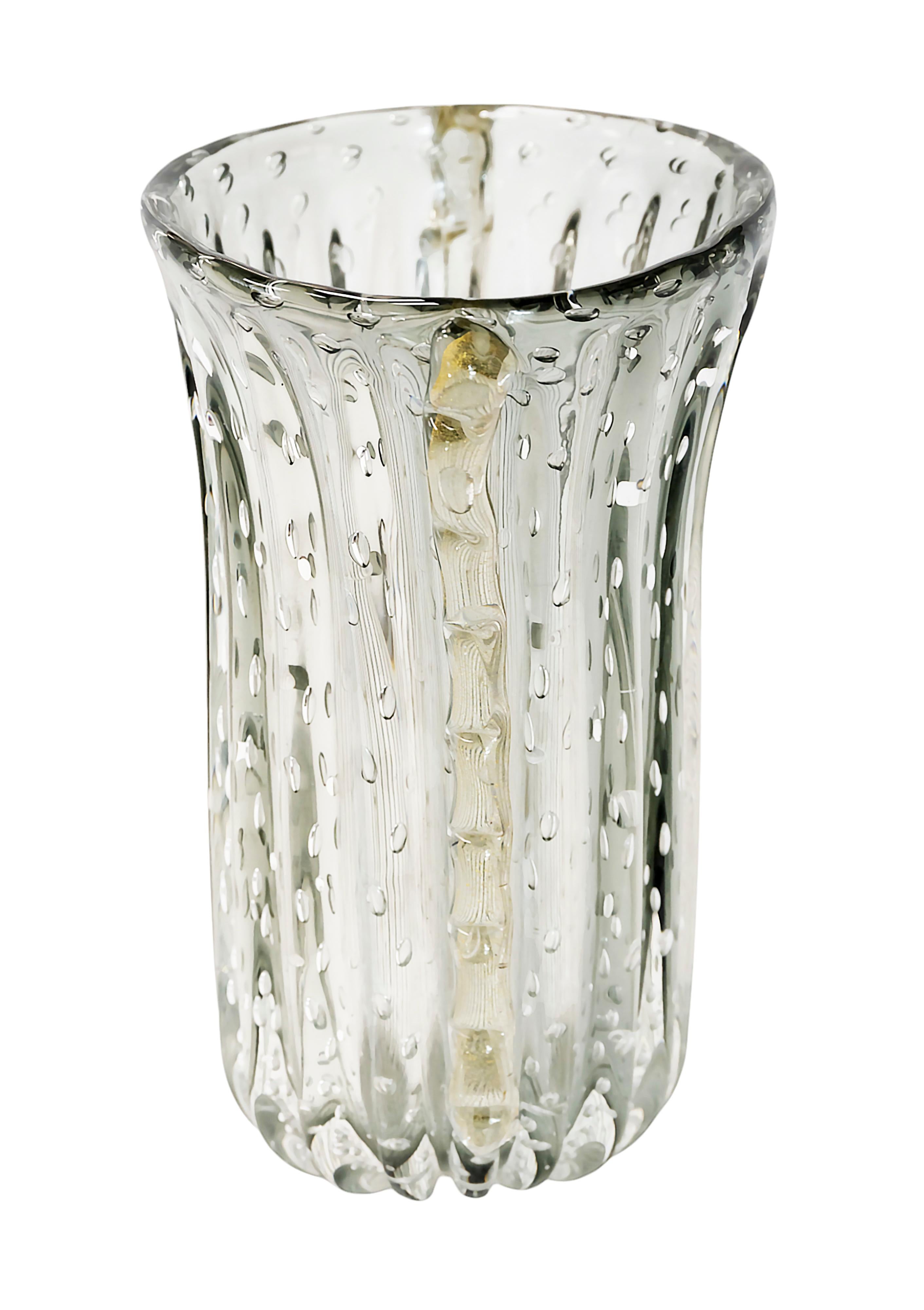 Italienische handgefertigte Vase aus transparentem grauem und goldenem Murano-Glas (Moderne der Mitte des Jahrhunderts) im Angebot