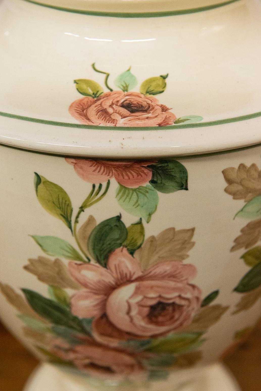 Italiano Lampada da tavolo in ceramica italiana dipinta a mano con rose in vendita