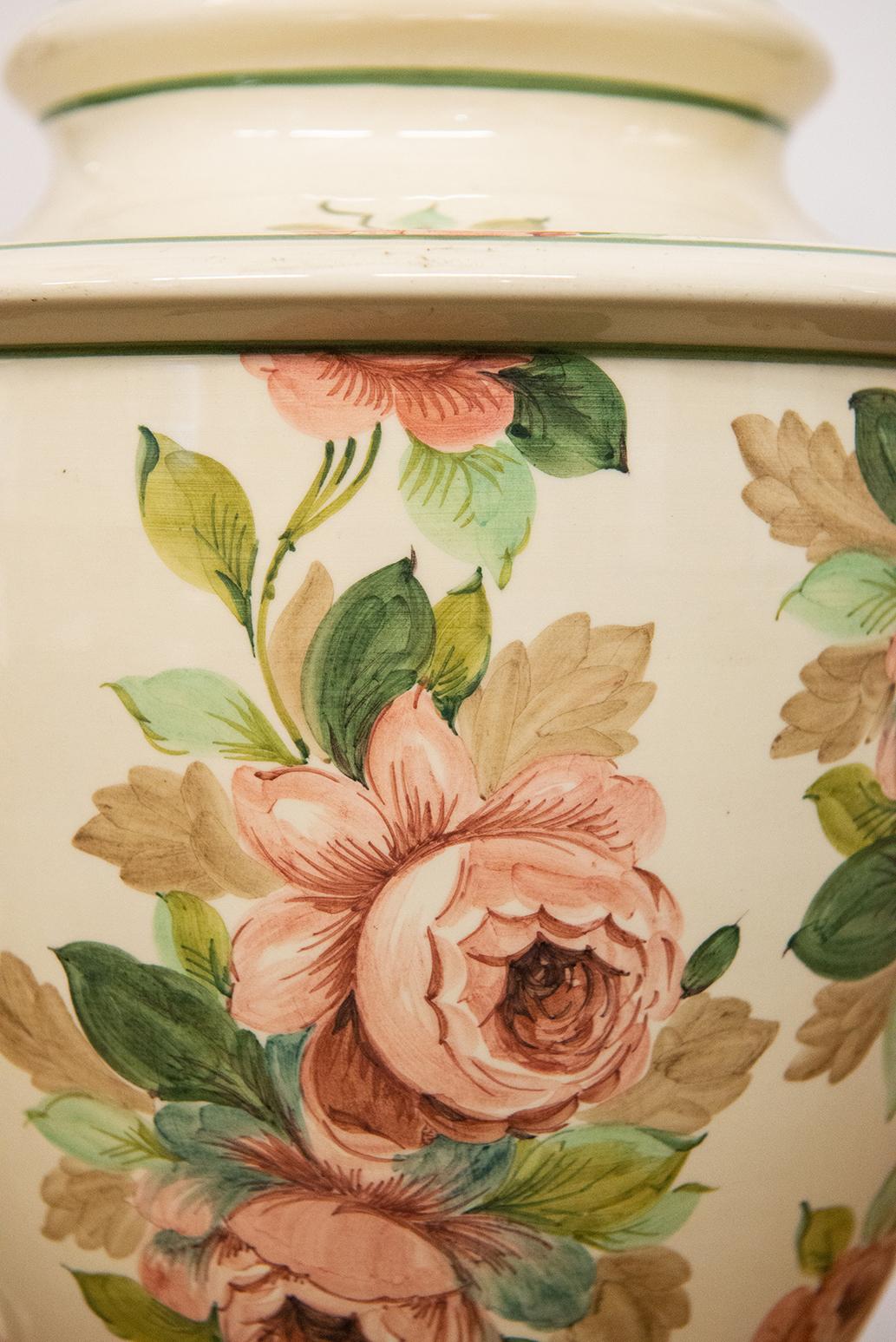 Lampada da tavolo in ceramica italiana dipinta a mano con rose In condizioni ottime in vendita a Alessandria, Piemonte